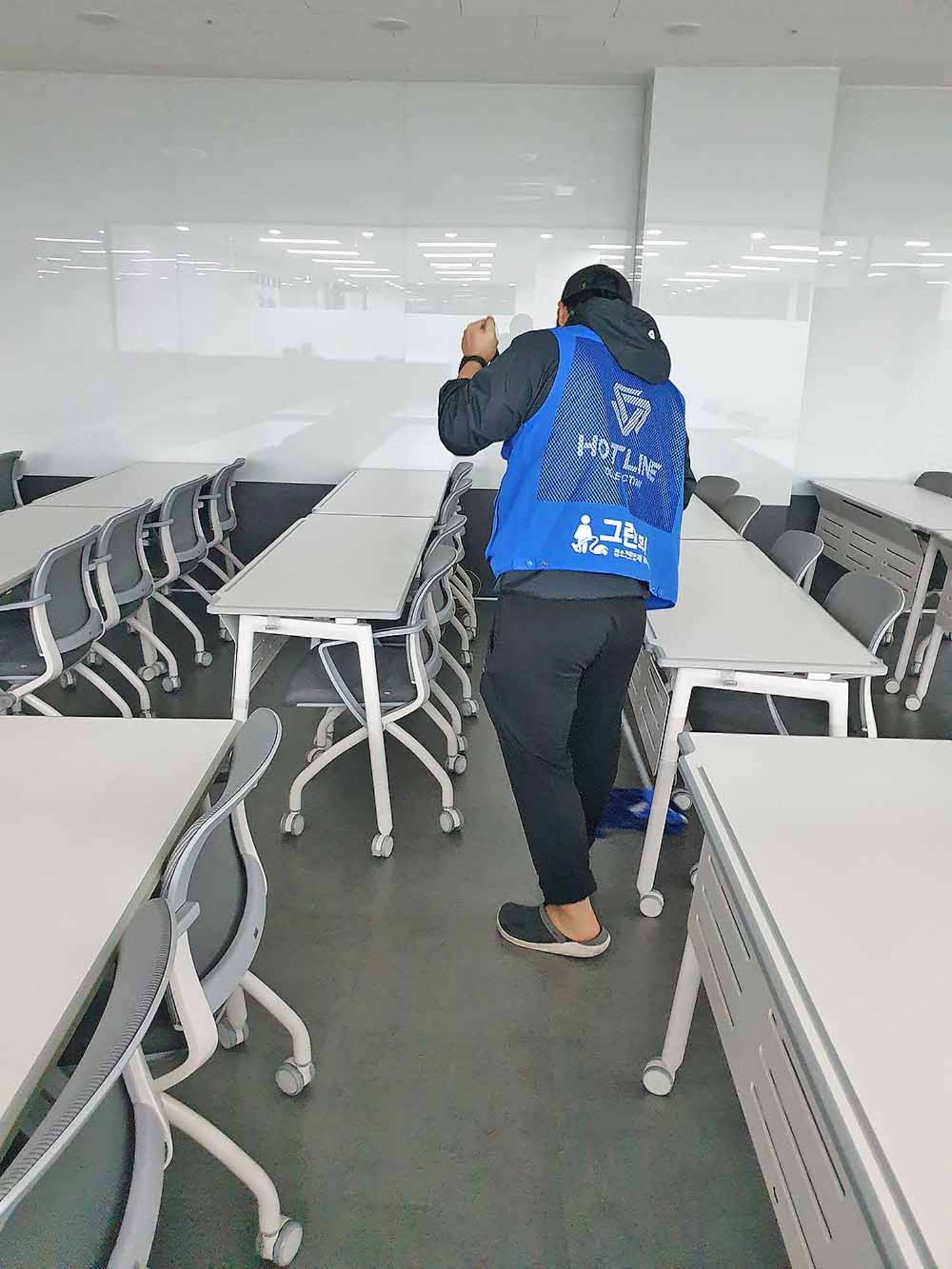 화장실 청소 및 소독 장면