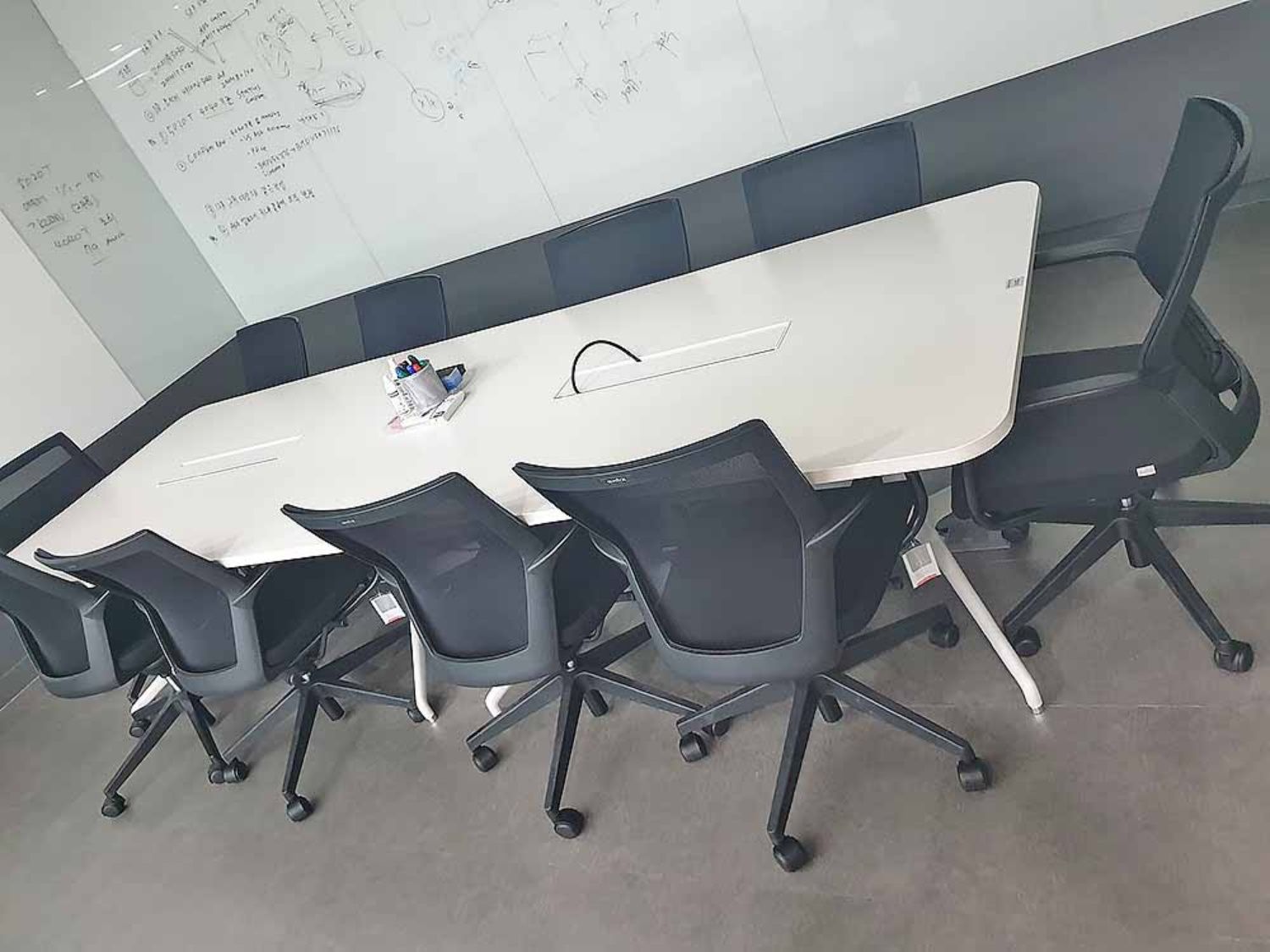 진공 장비로 청소하는 모습