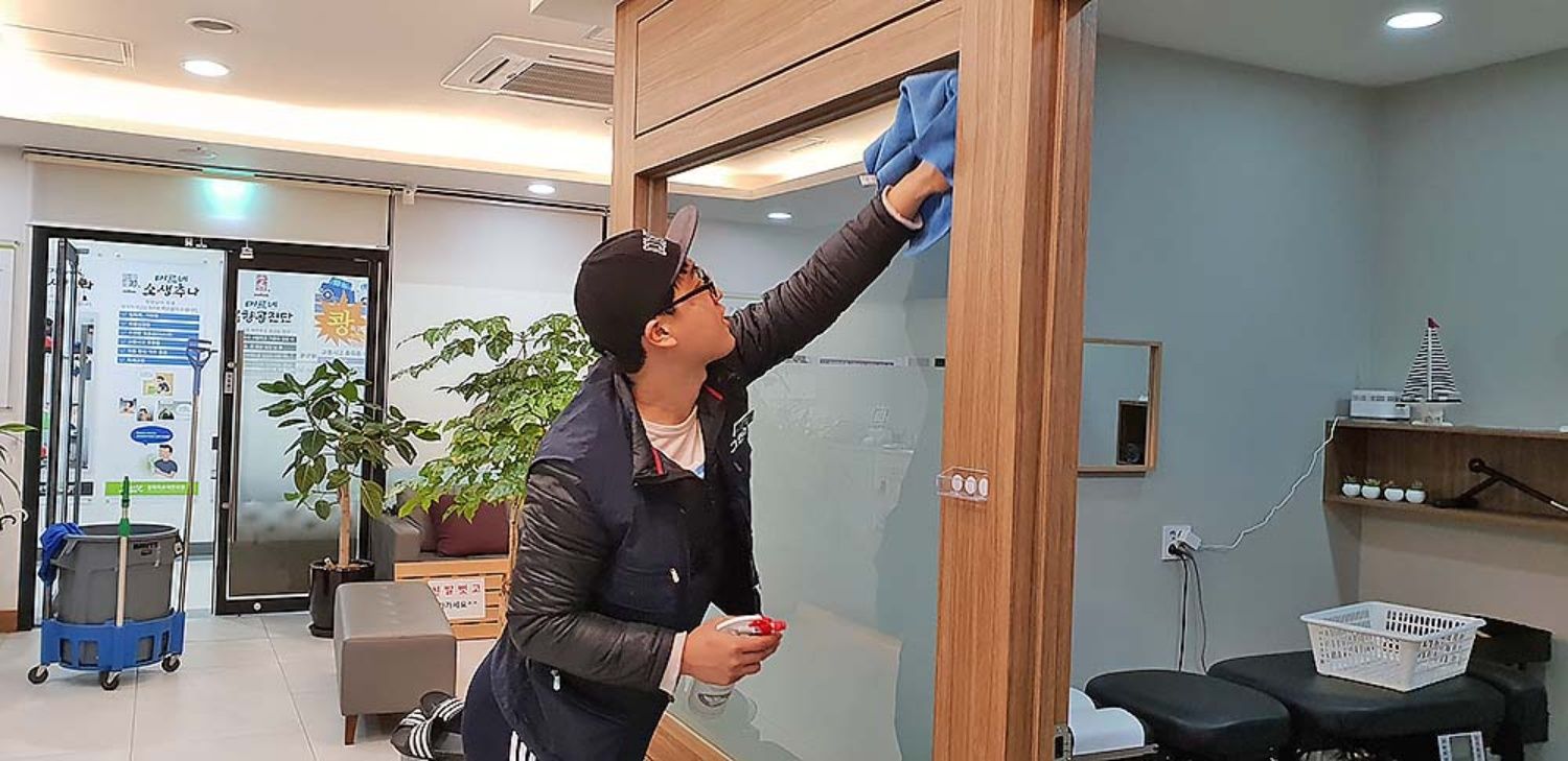 거울과 세면대 클리닝