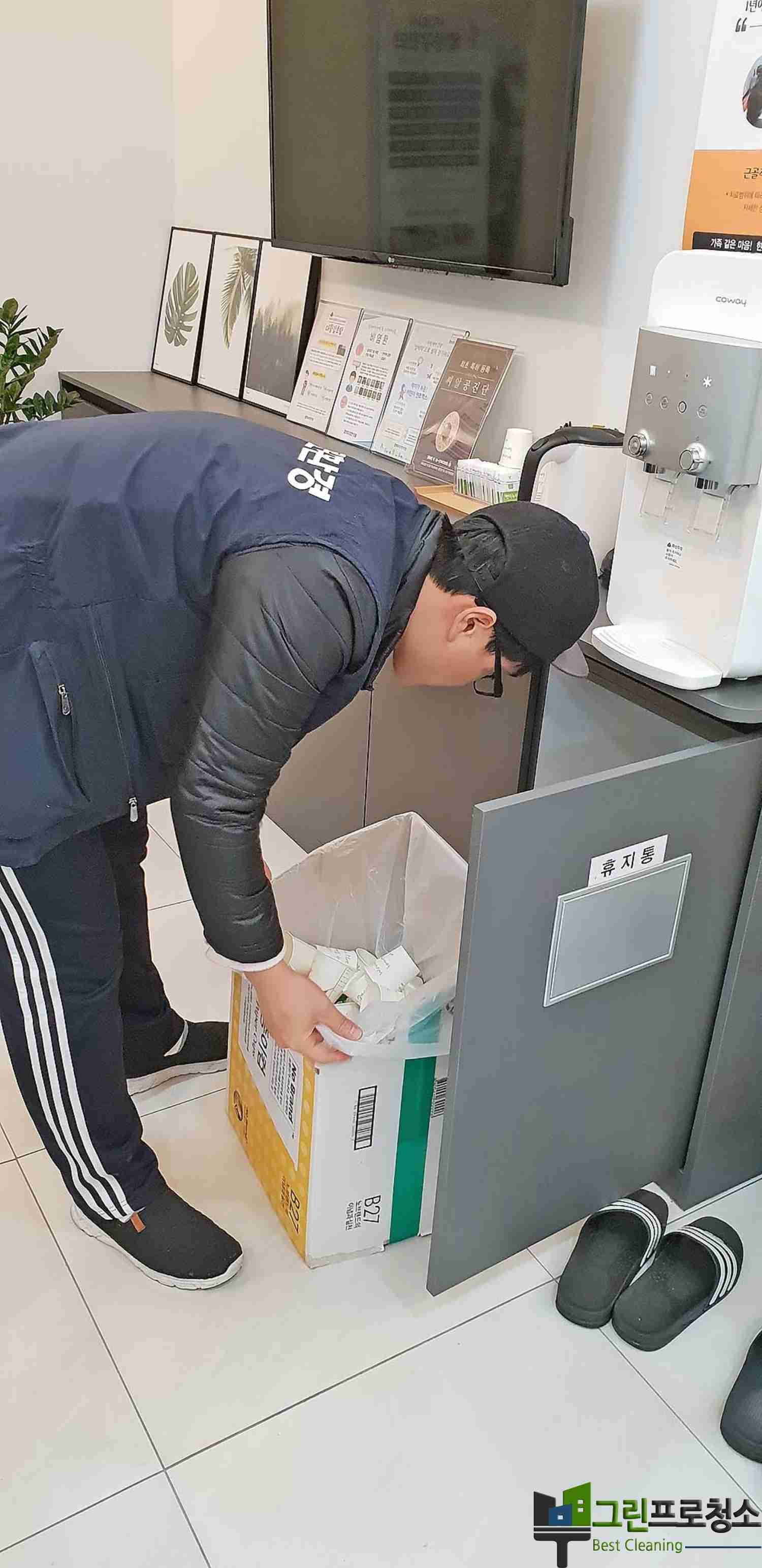 분당 지역 병원 전문으로 청소작업 중인 장면