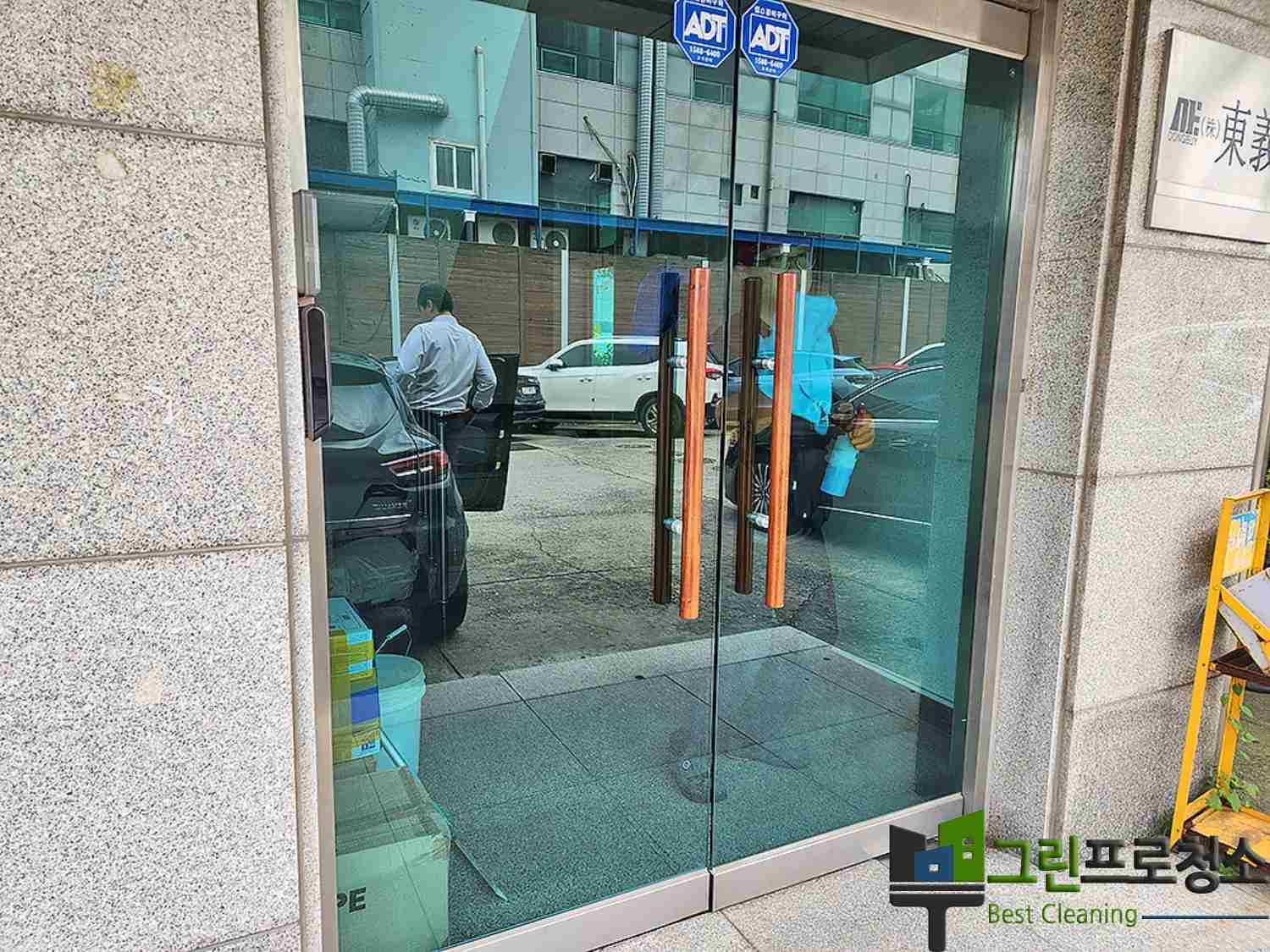 청소 후 깨끗해진 계단 이미지