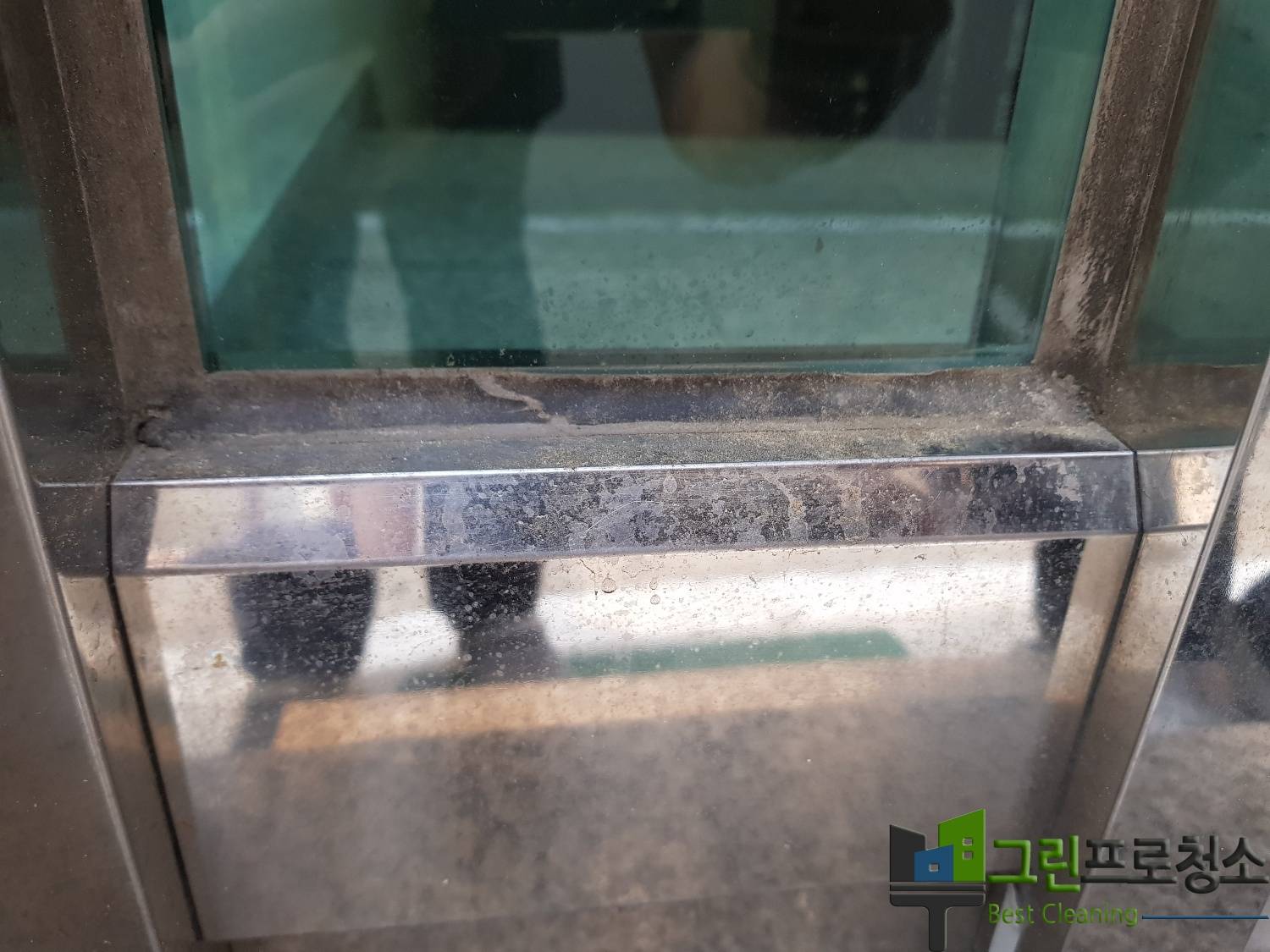 전문 인력의 계단 청소 과정