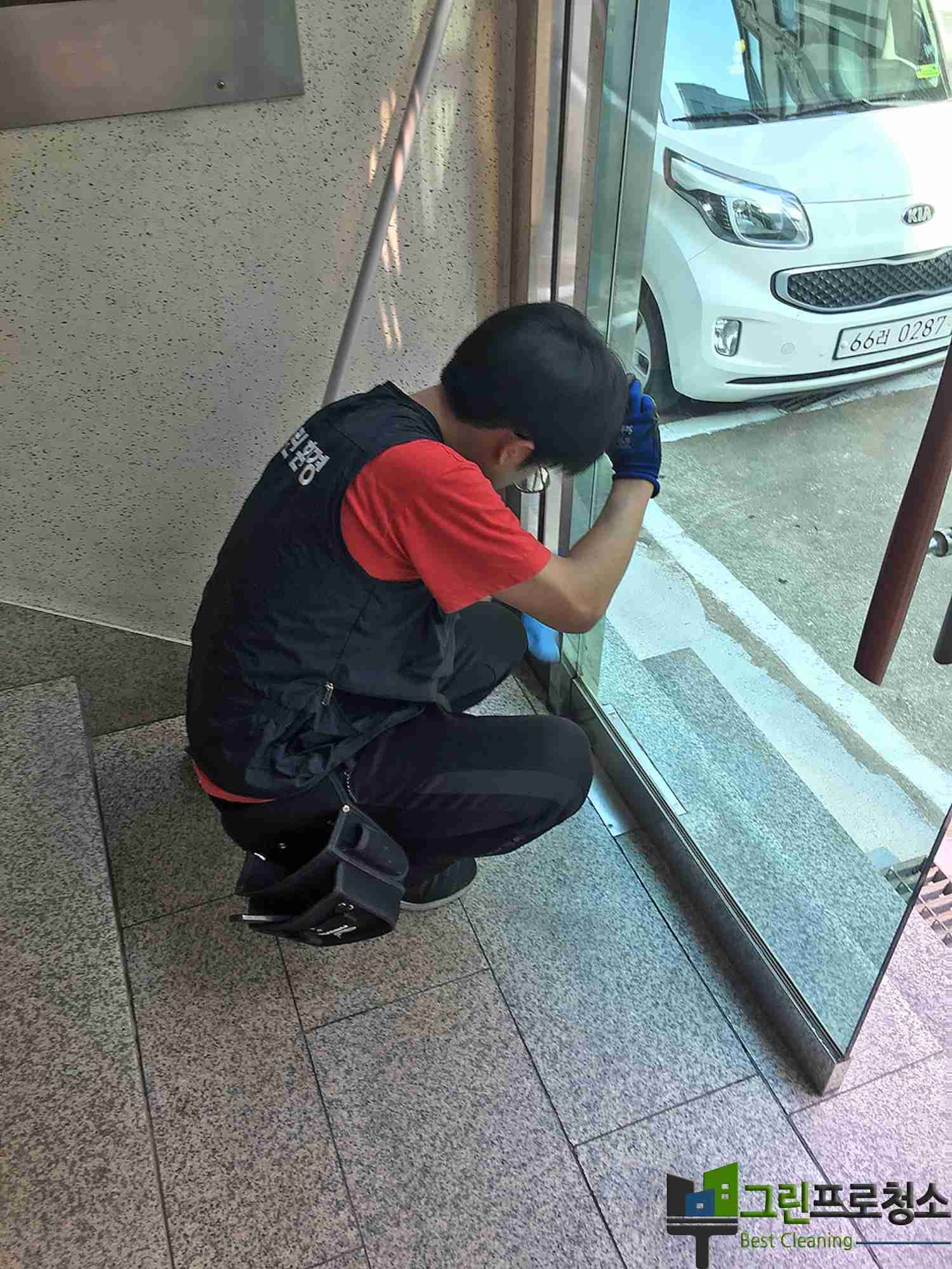 청소 후 깨끗해진 계단