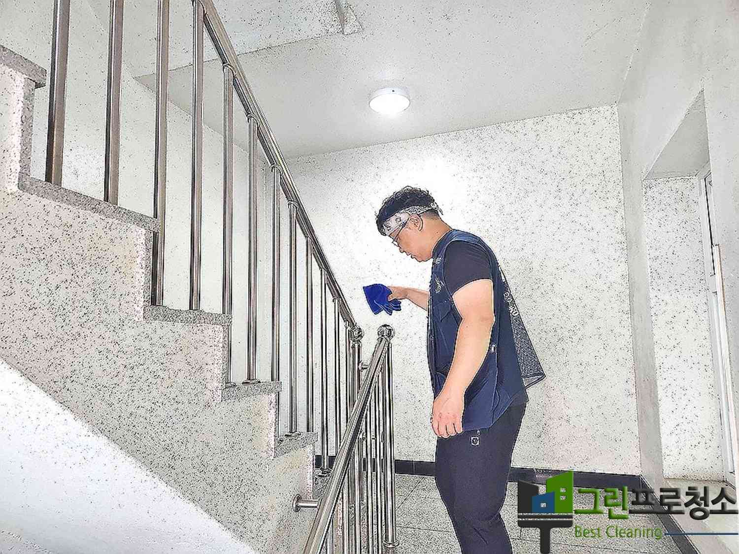 쓰레기장 정리 장면