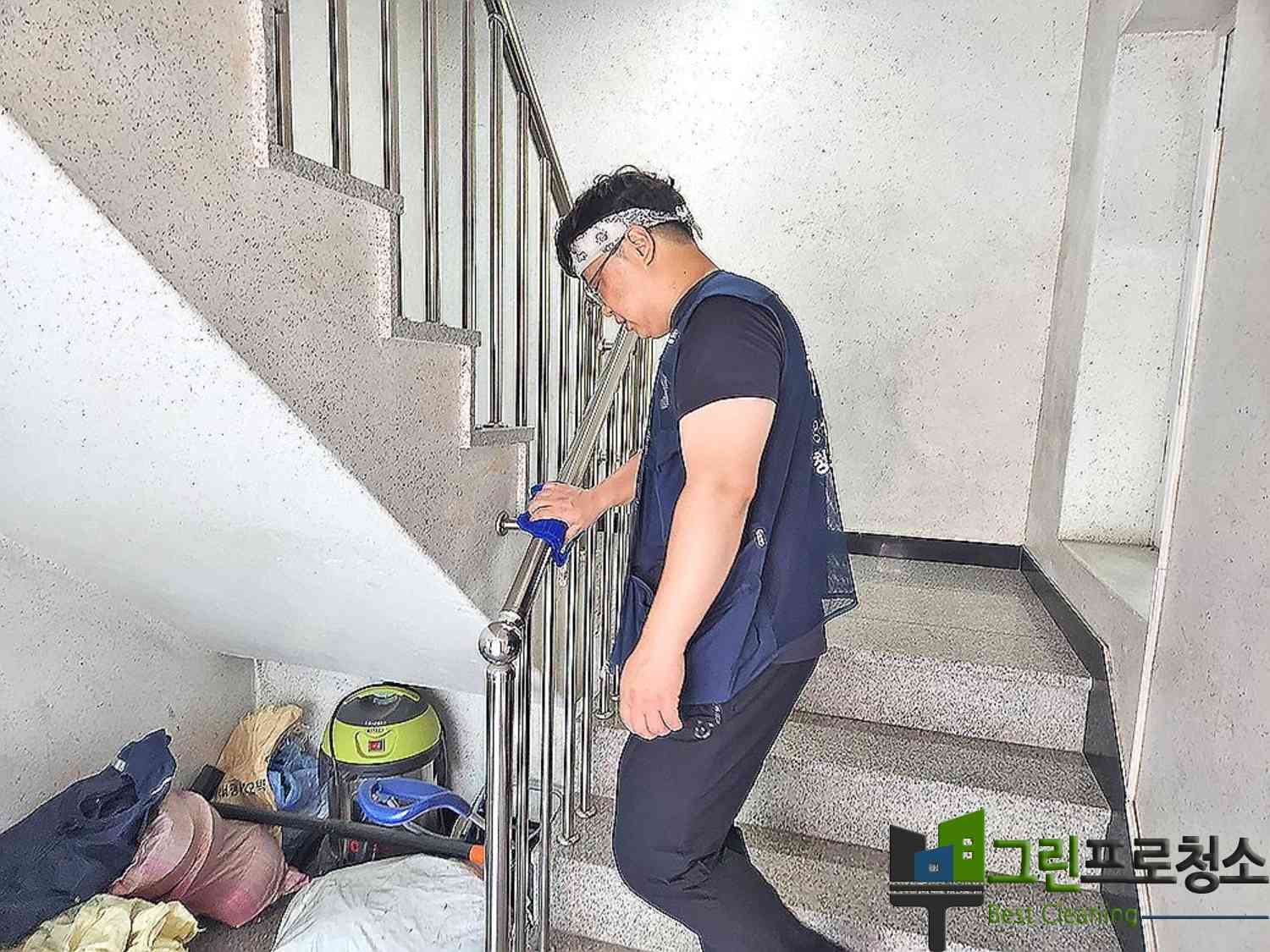 공동출입문 유리창 세척