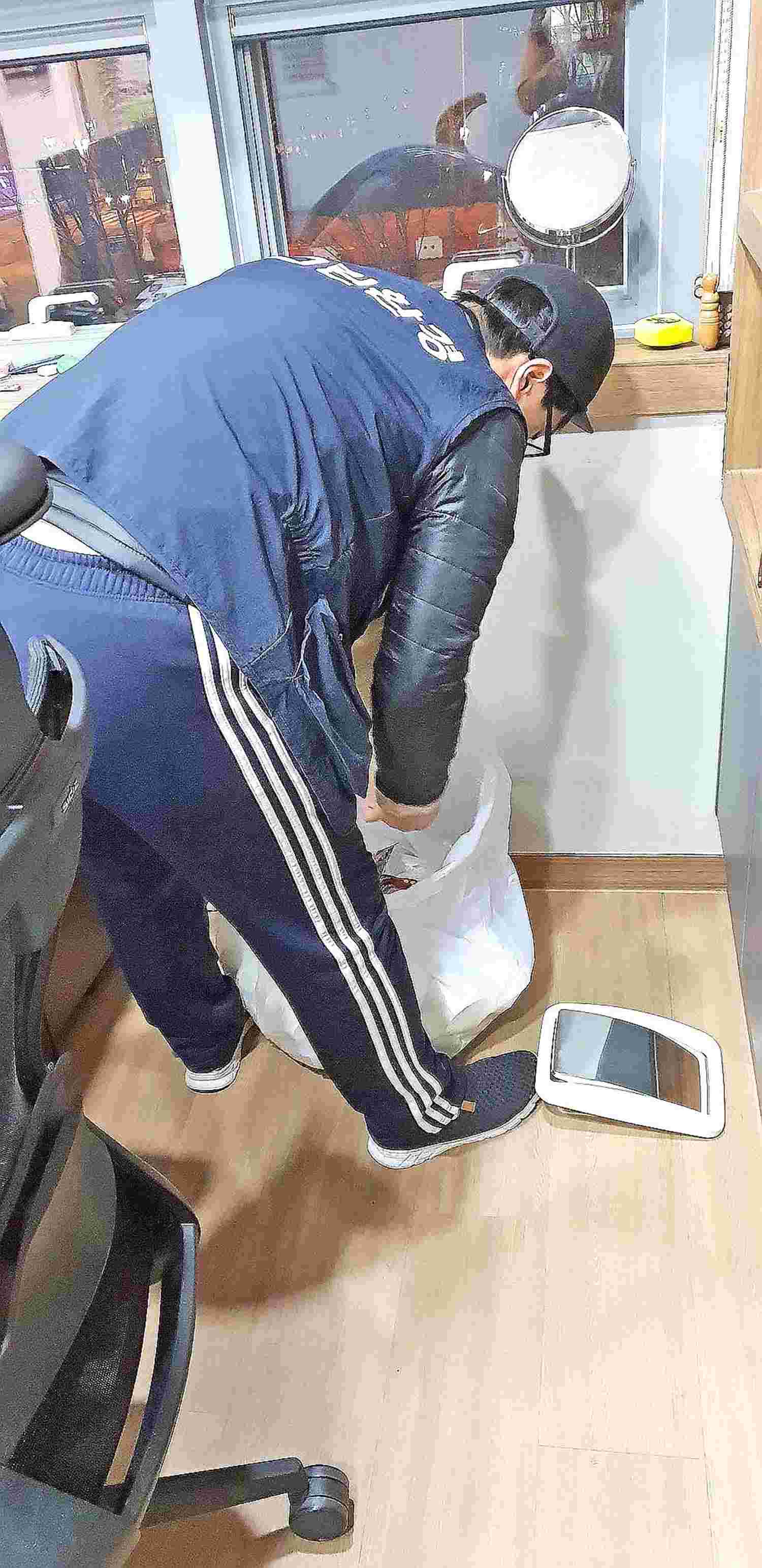 병원 청소 소독약 사용 장면
