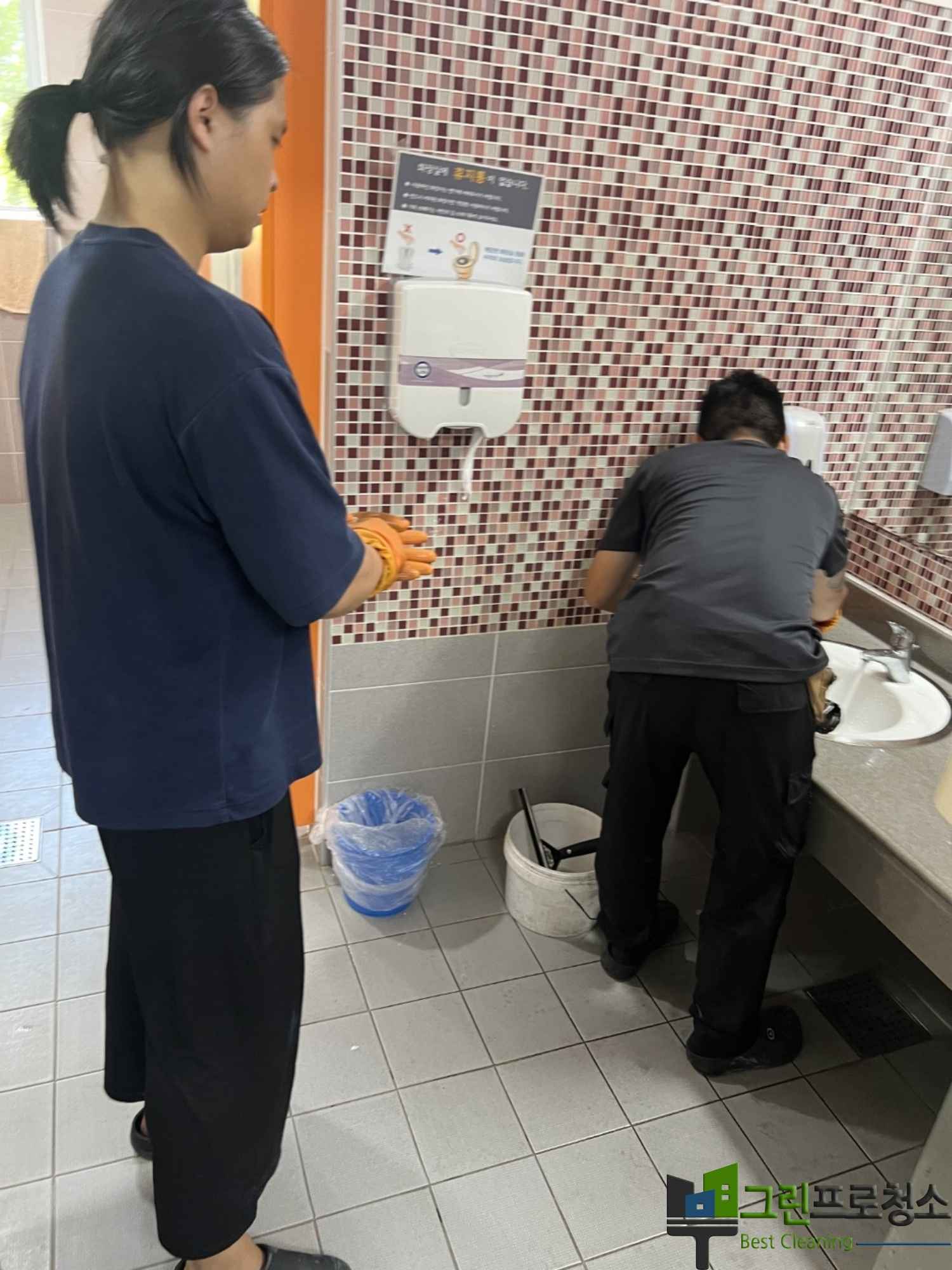 병원 화장실 청소 전후 비교 이미지