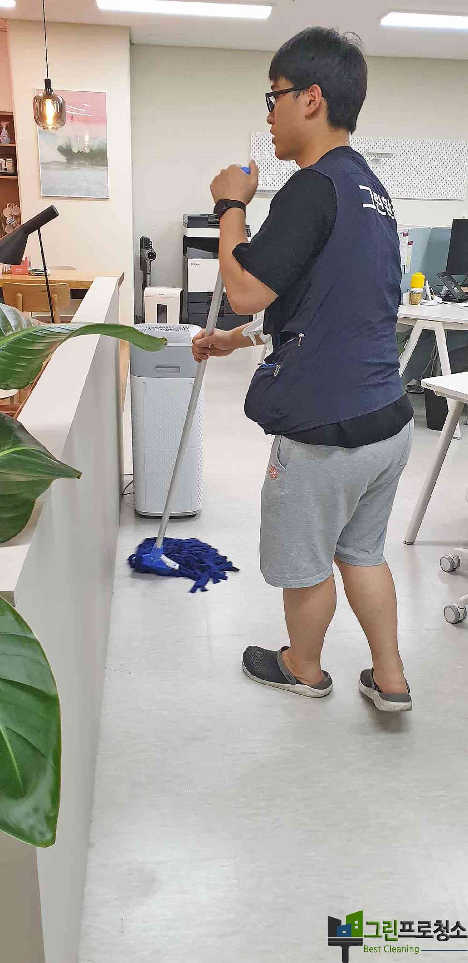 의자 살균 작업 이미지