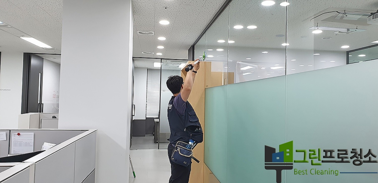 안전장비 착용한 고소작업 장면
