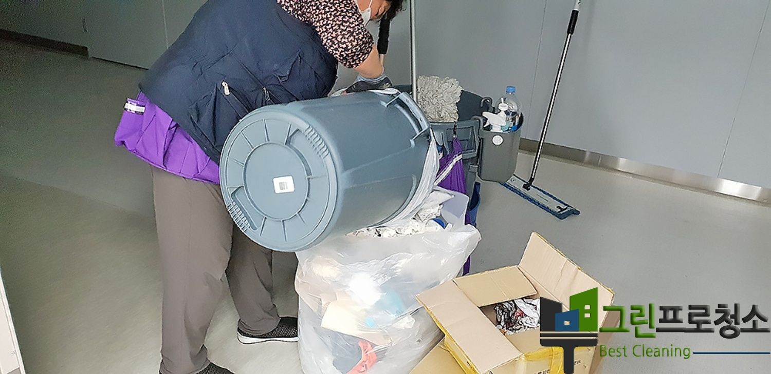 사무실 화장실 청소 모습