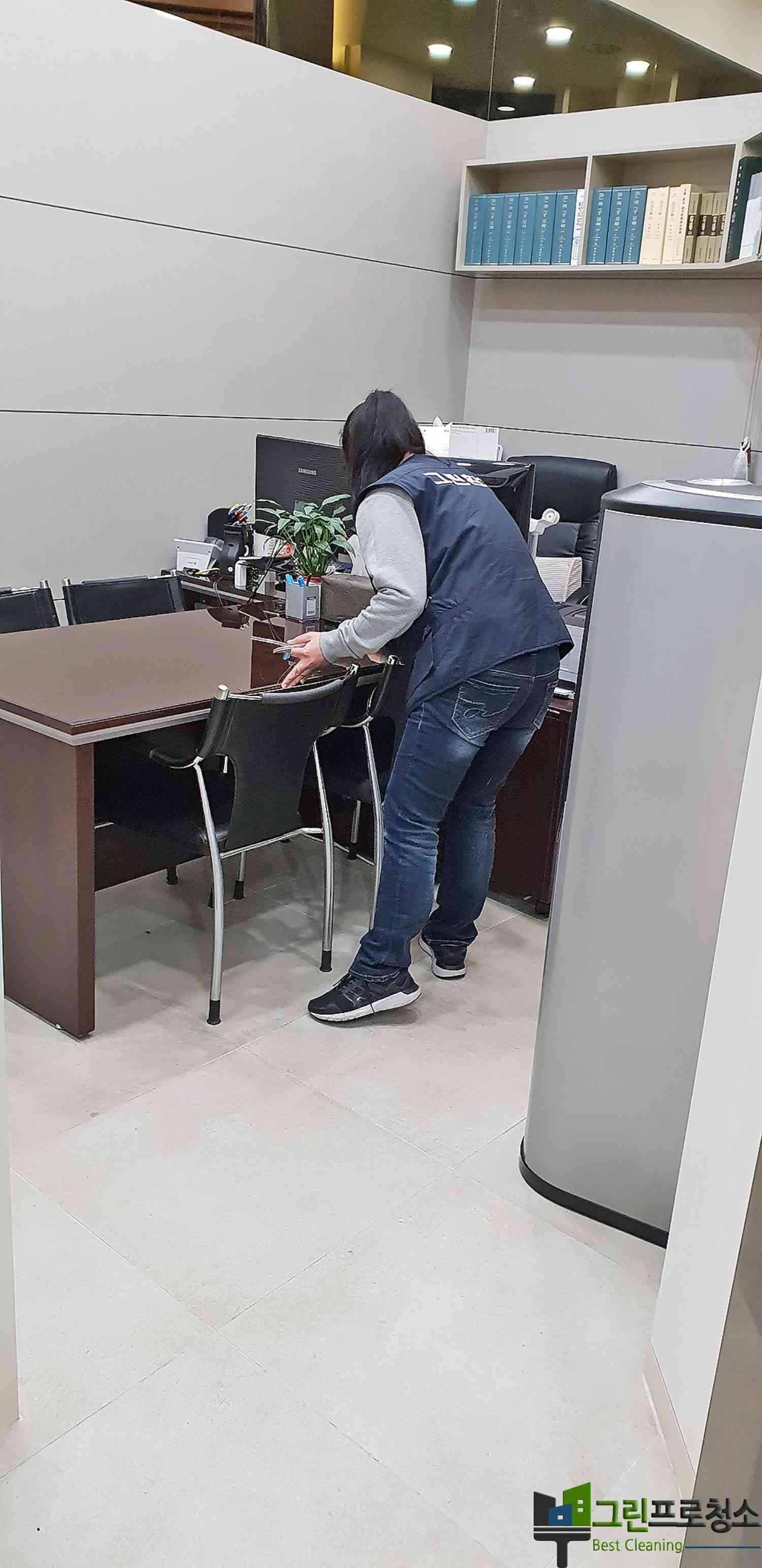 전문 인력의 업무 수행