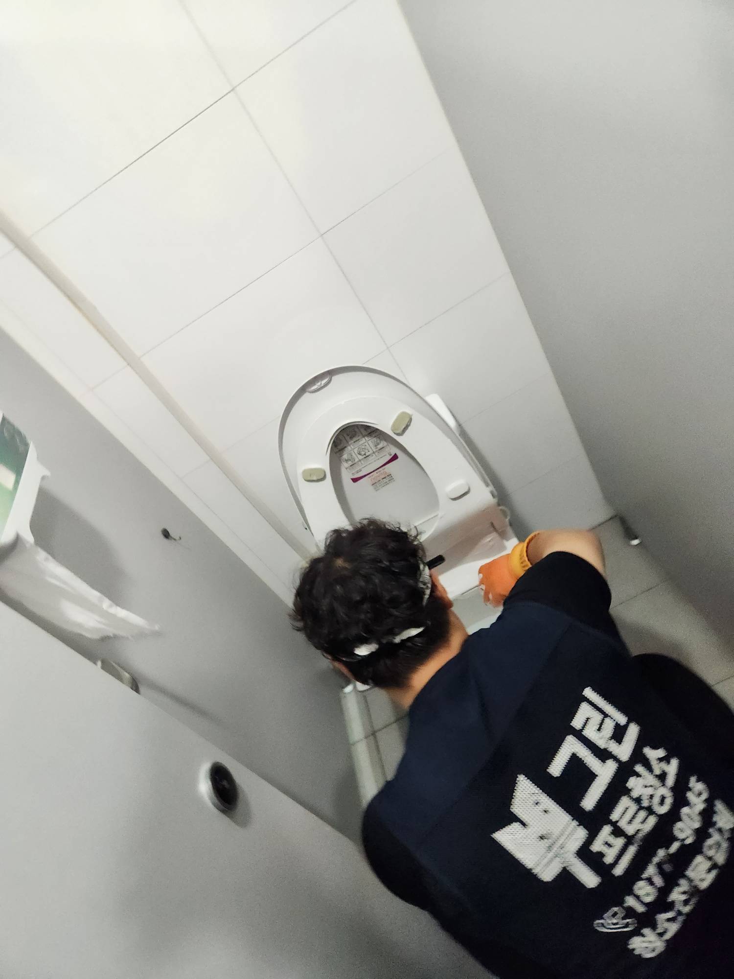 화장실 소독 작업 중 사진