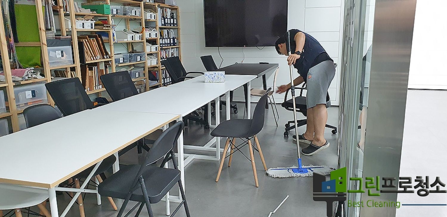 회의실 스크린과 주변 장비 먼지 제거 중인 모습