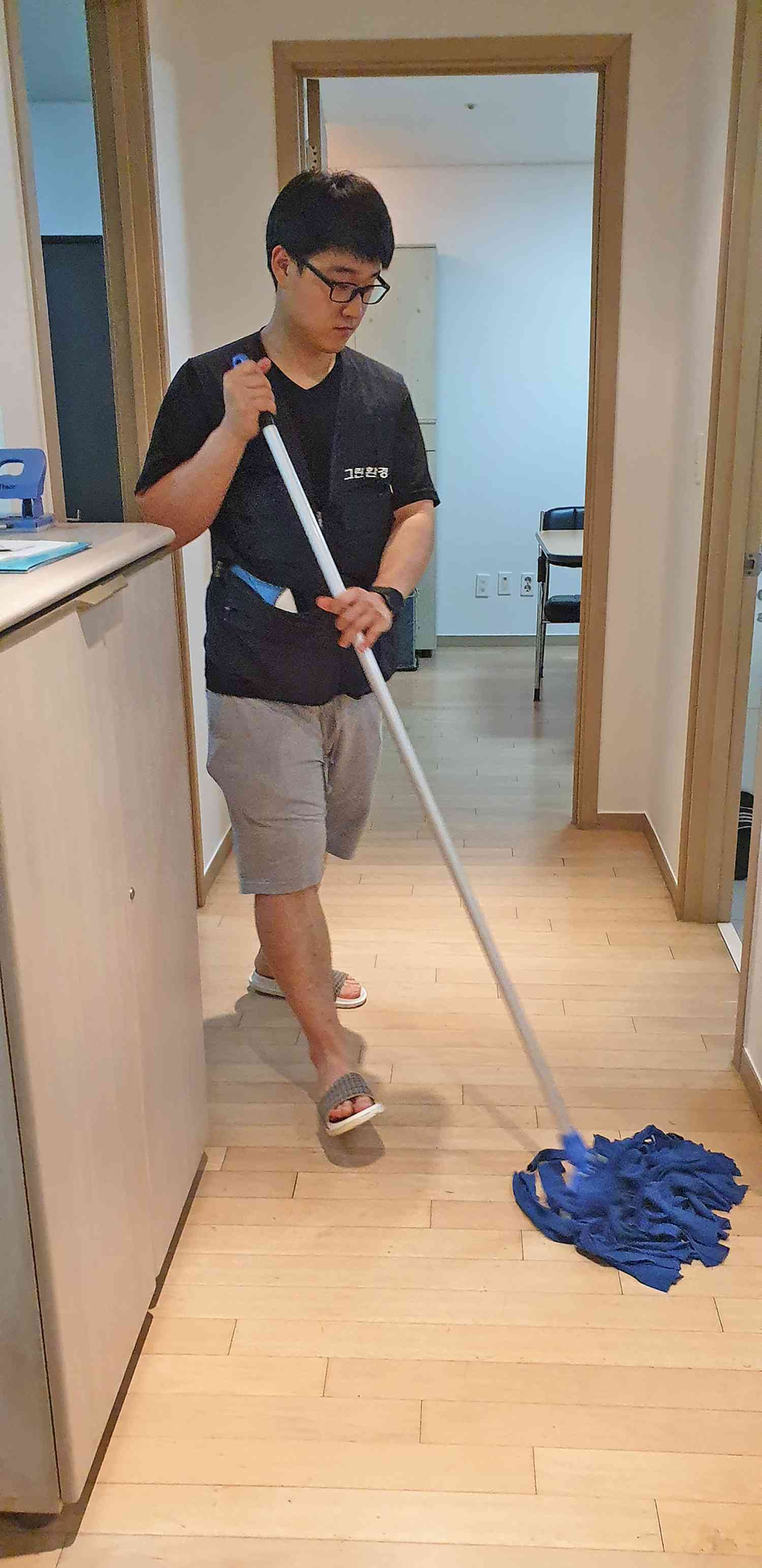 사무실 창틀 먼지 제거 작업