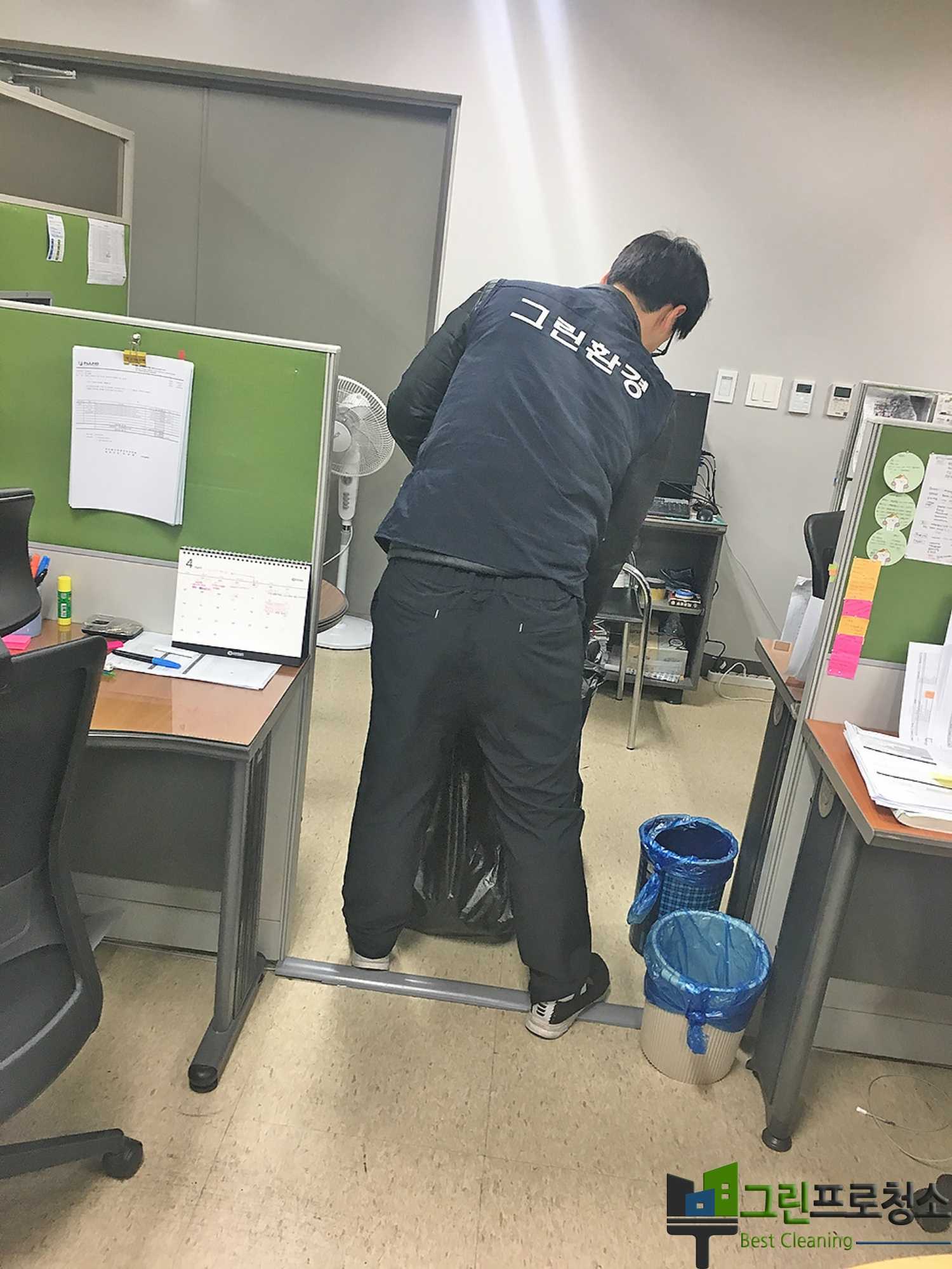 청소 후 각 잡힌 작업 공간
