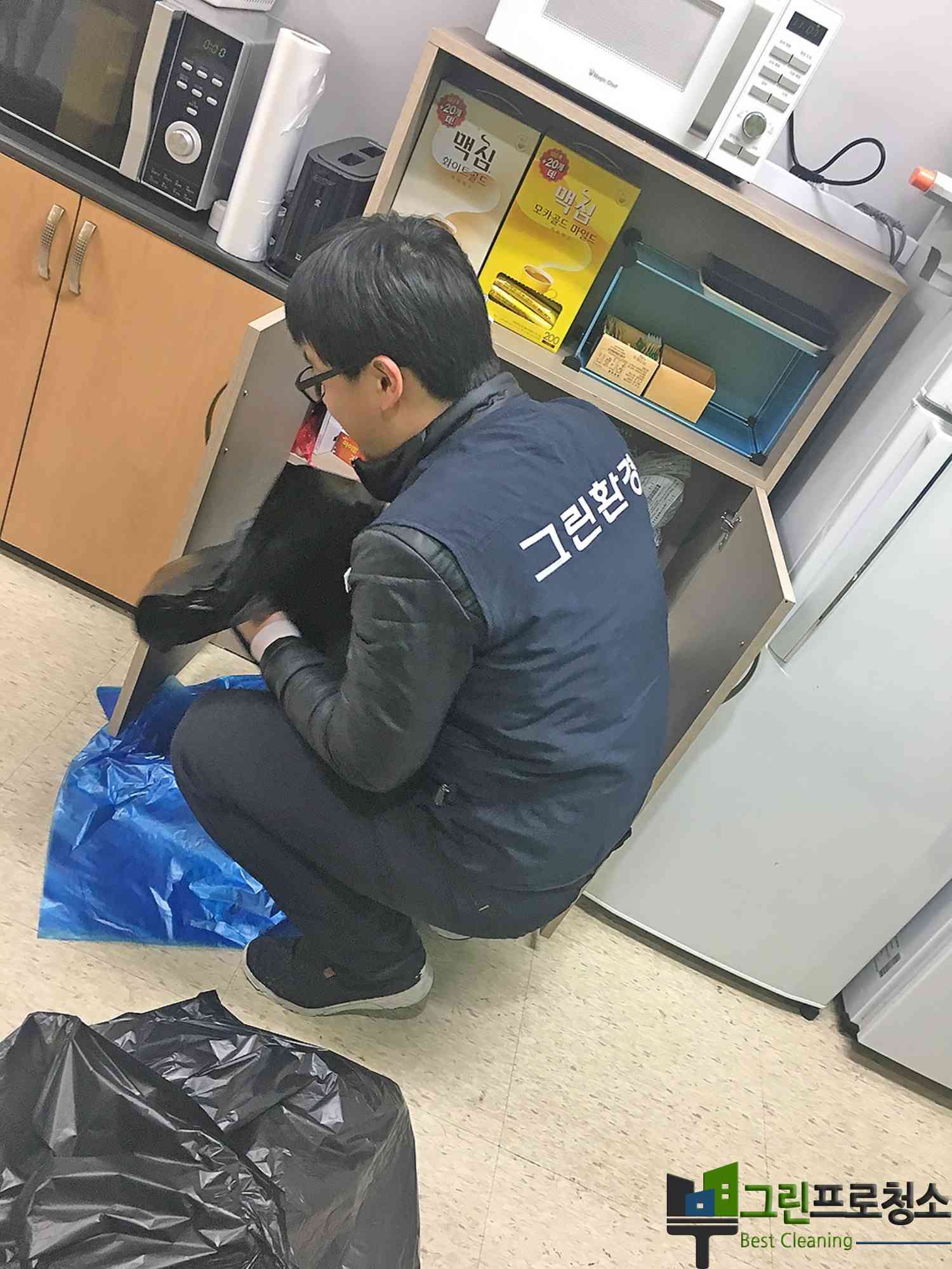 책상 사무용품까지 정리된 모습