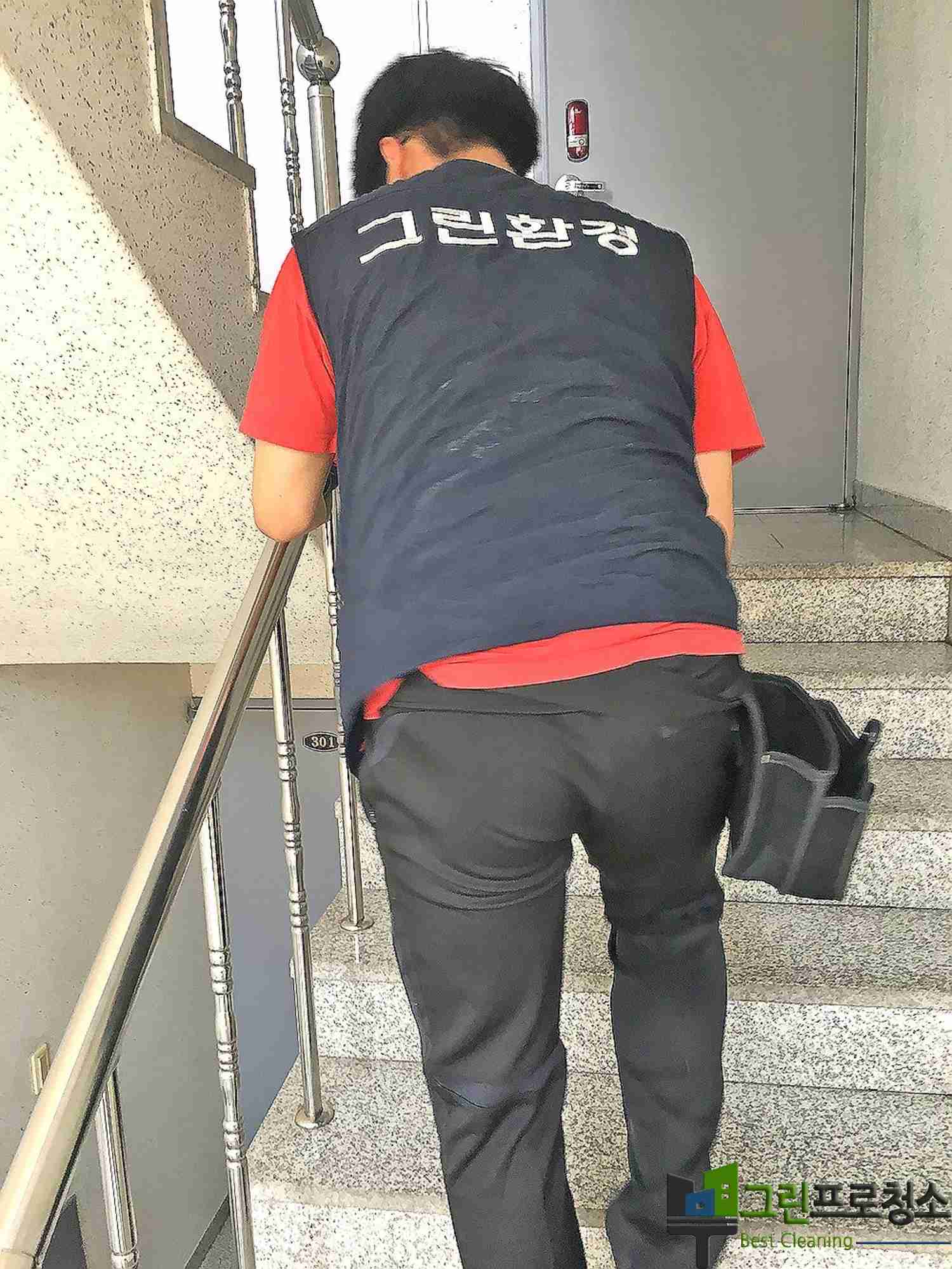 정밀 계단 세척 이미지