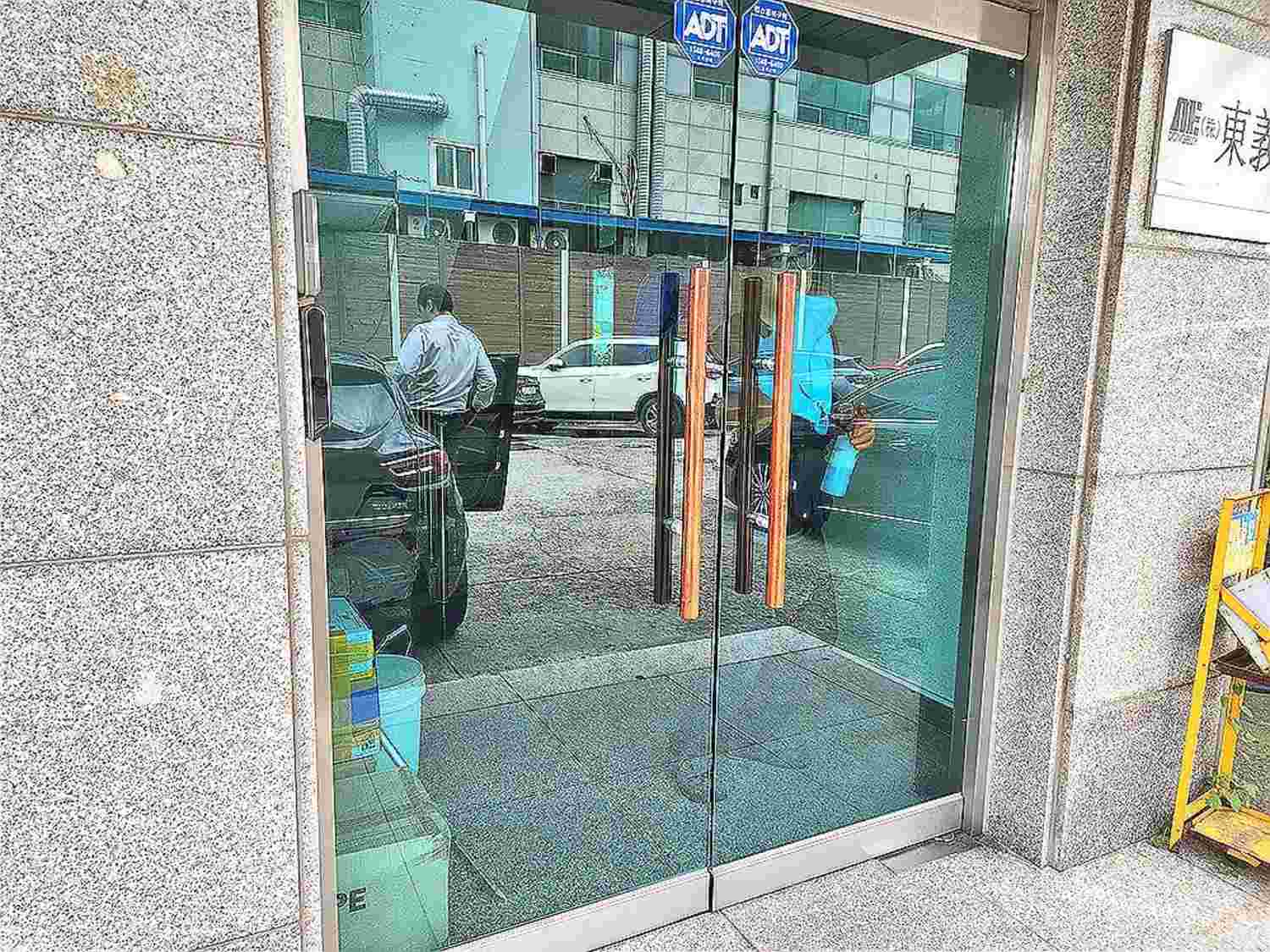 원룸 청소 후 관리된 복도