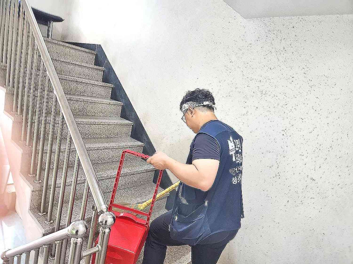 공용구역 청소 중 작업 모습