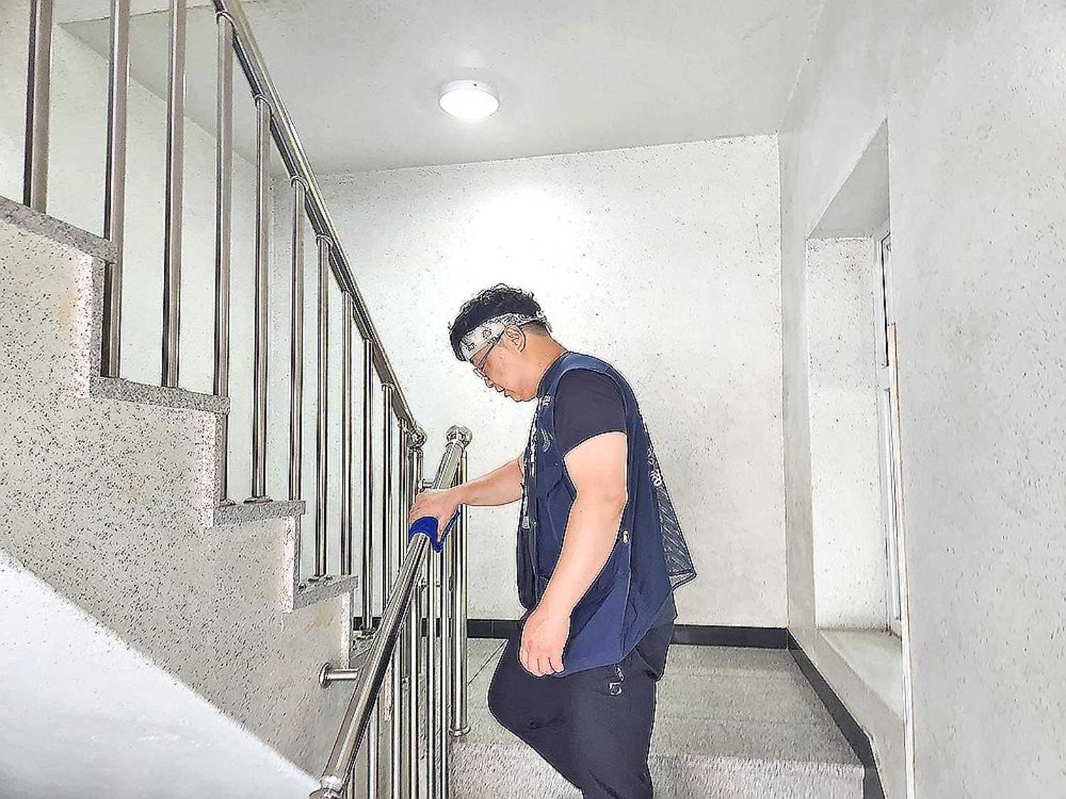원룸 입구 청소 점검 장면