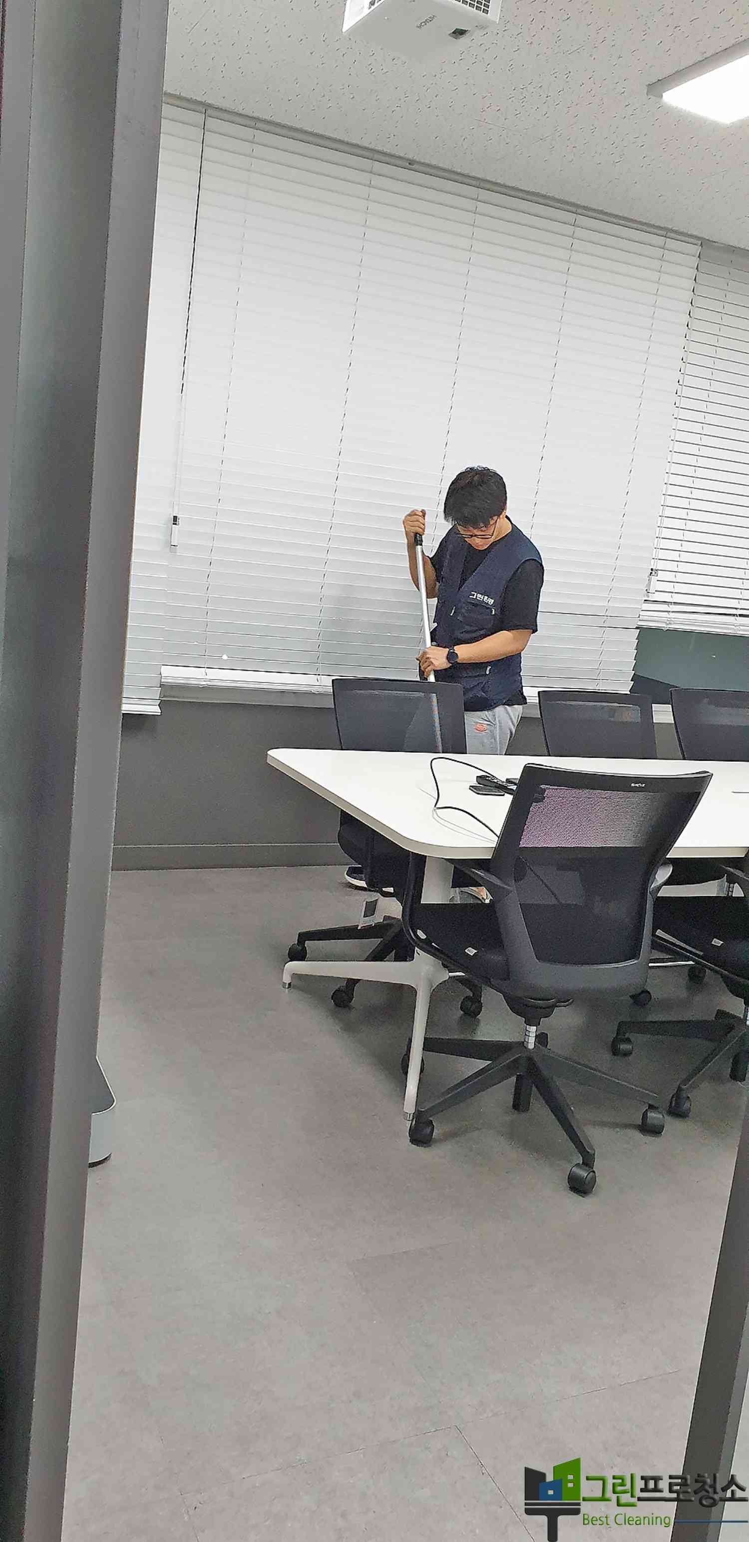 청소장비와 실제 작업 모습