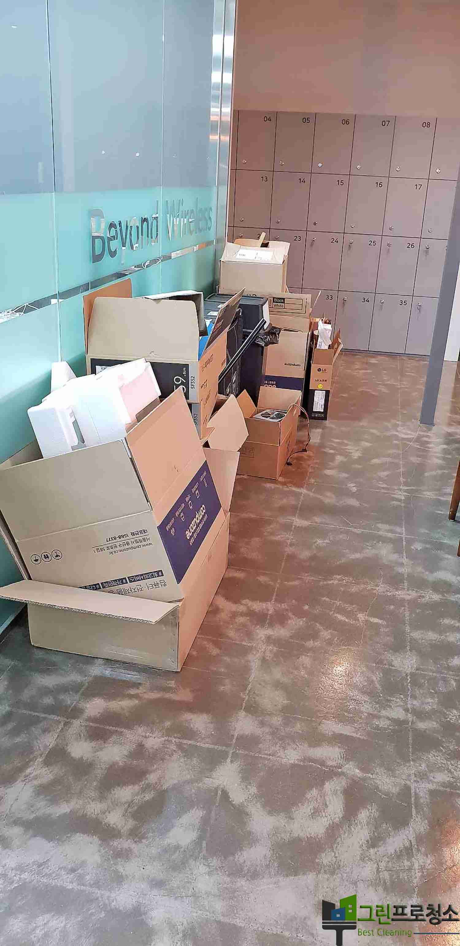 분당 오피스 건물 야경과 청소 차량