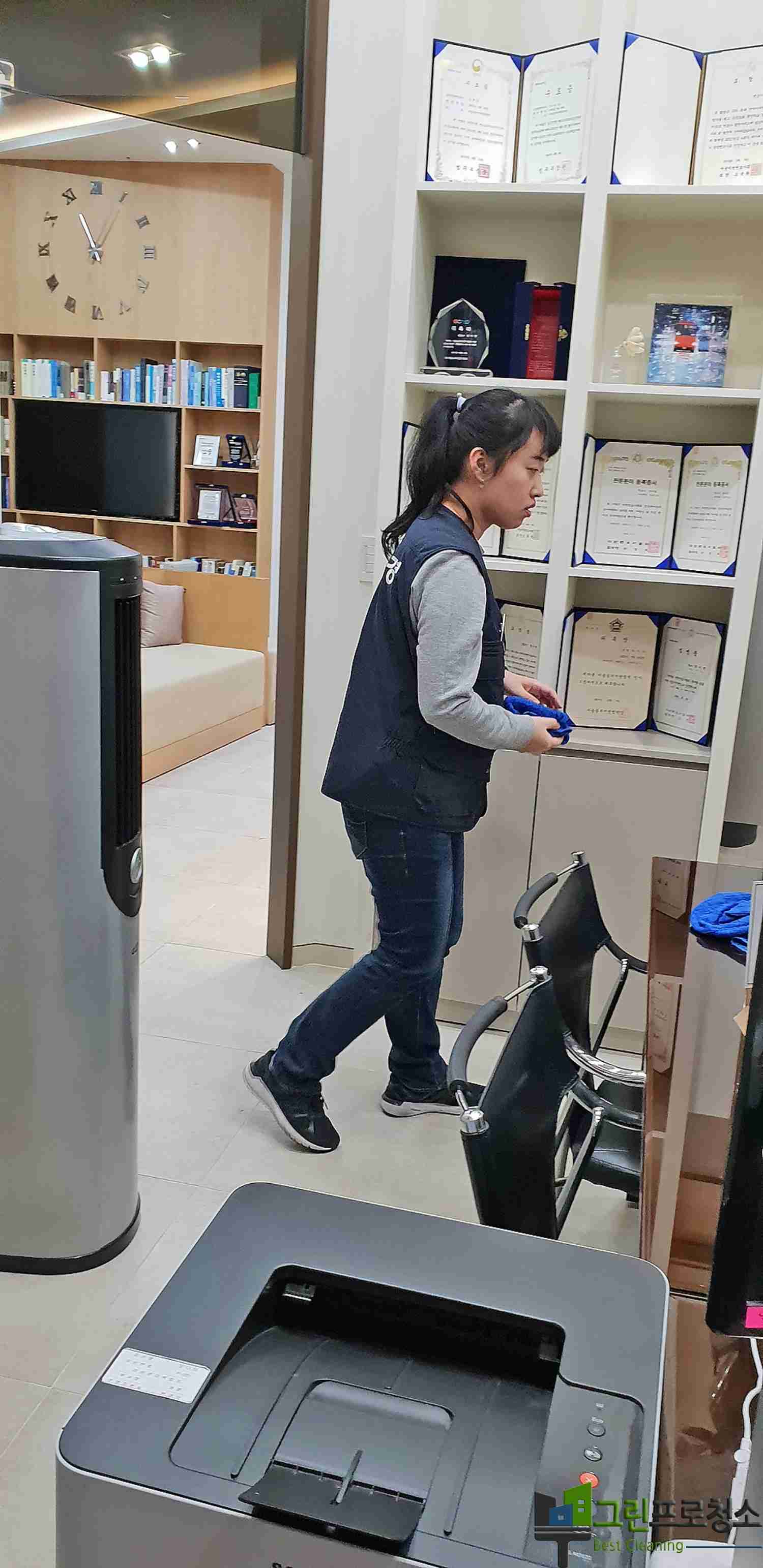 학원 교실 청소 수행 중