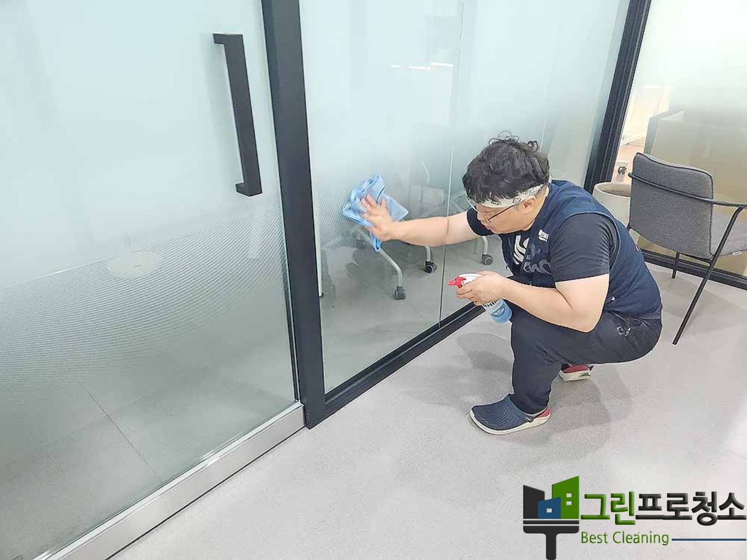 계단 및 공용공간 청소 모습