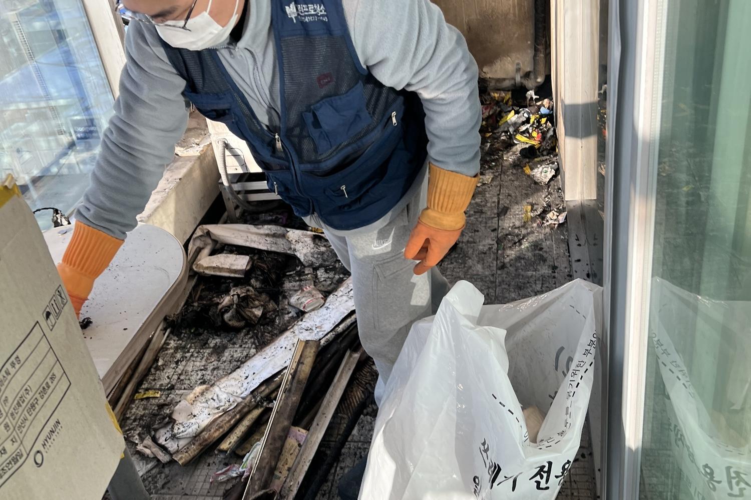 화재 청소 중 HEPA 필터 장비