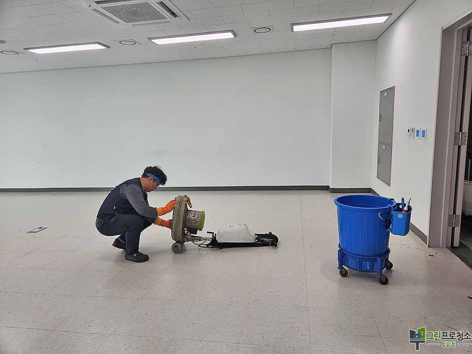 성남, 판교, 위례, 분당 pvc타일 바닥왁스코팅하는 중입니다.