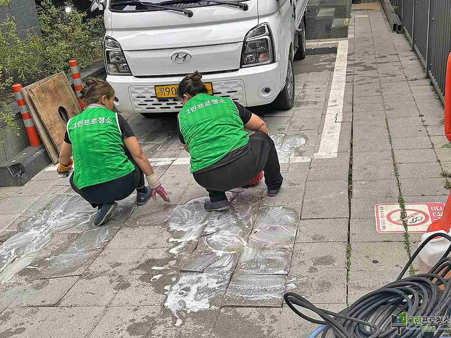 성남, 판교, 위례, 분당 주차장 기름 누수 청소하는 중입니다.