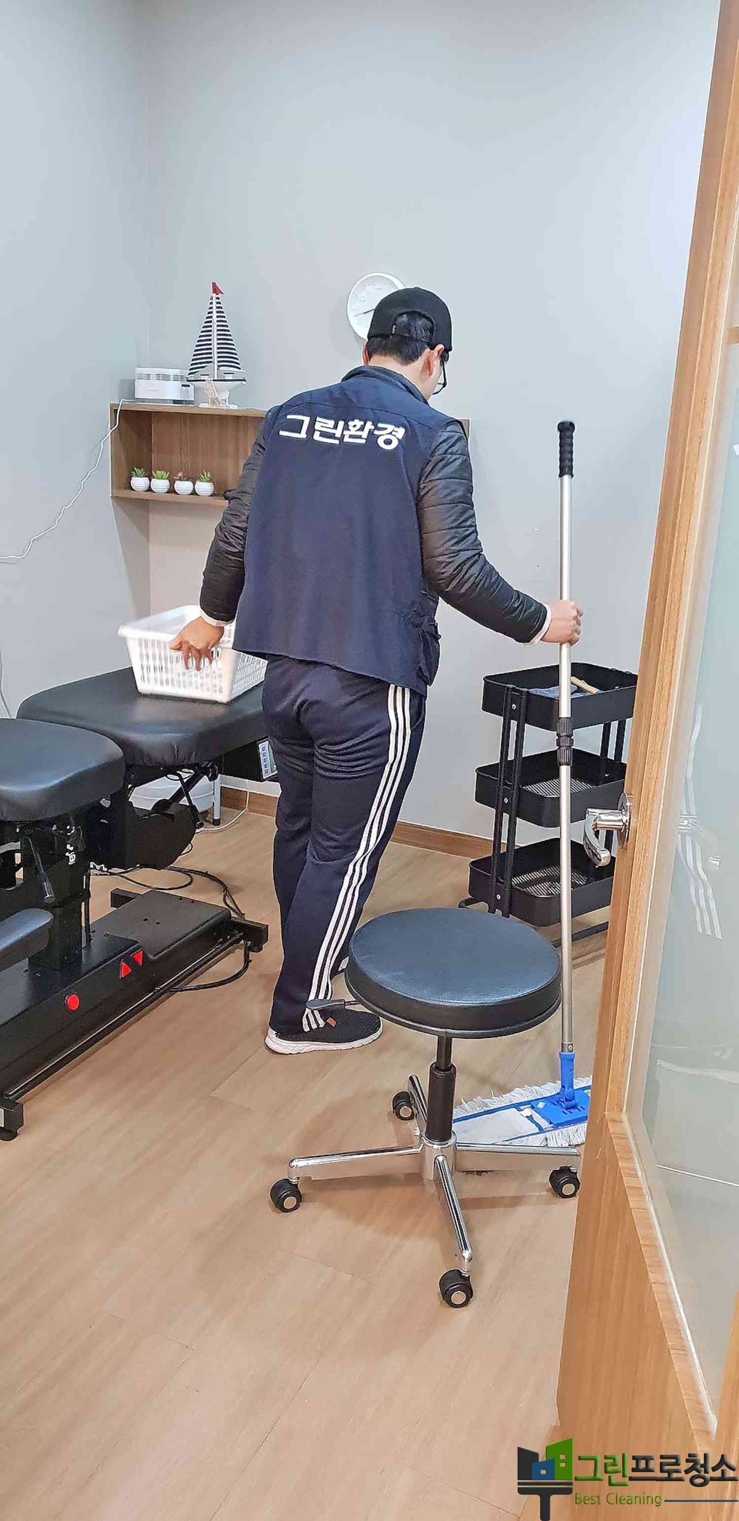 응급실 주변 청소 작업