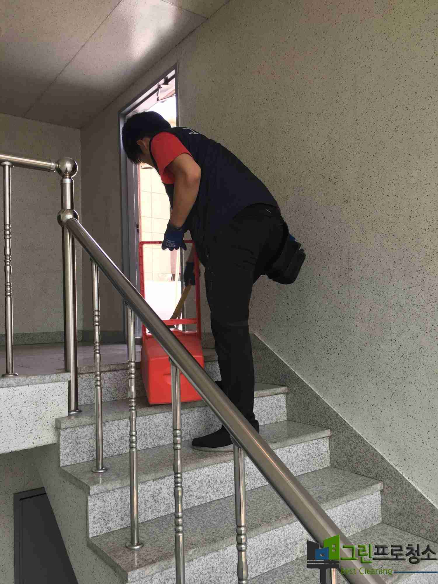 계단 틈새까지 꼼꼼한 세척