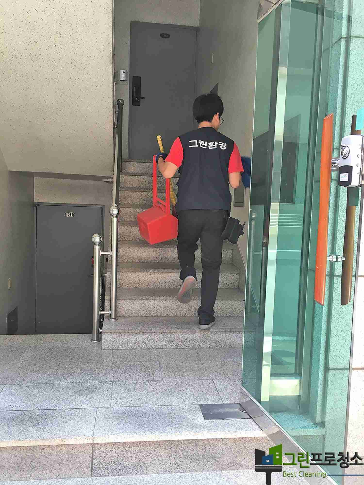 청소 완료 후 반짝이는 계단