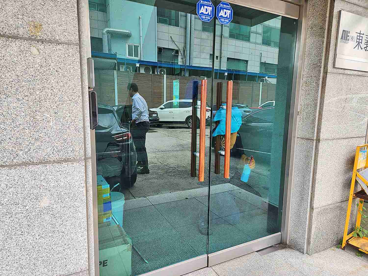 계단 오염현장 전후 비교