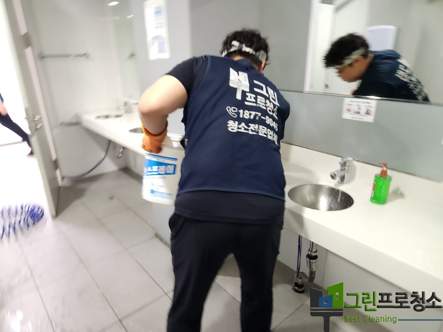 다양한 시설에 맞춘 청소 장비 사용 장면