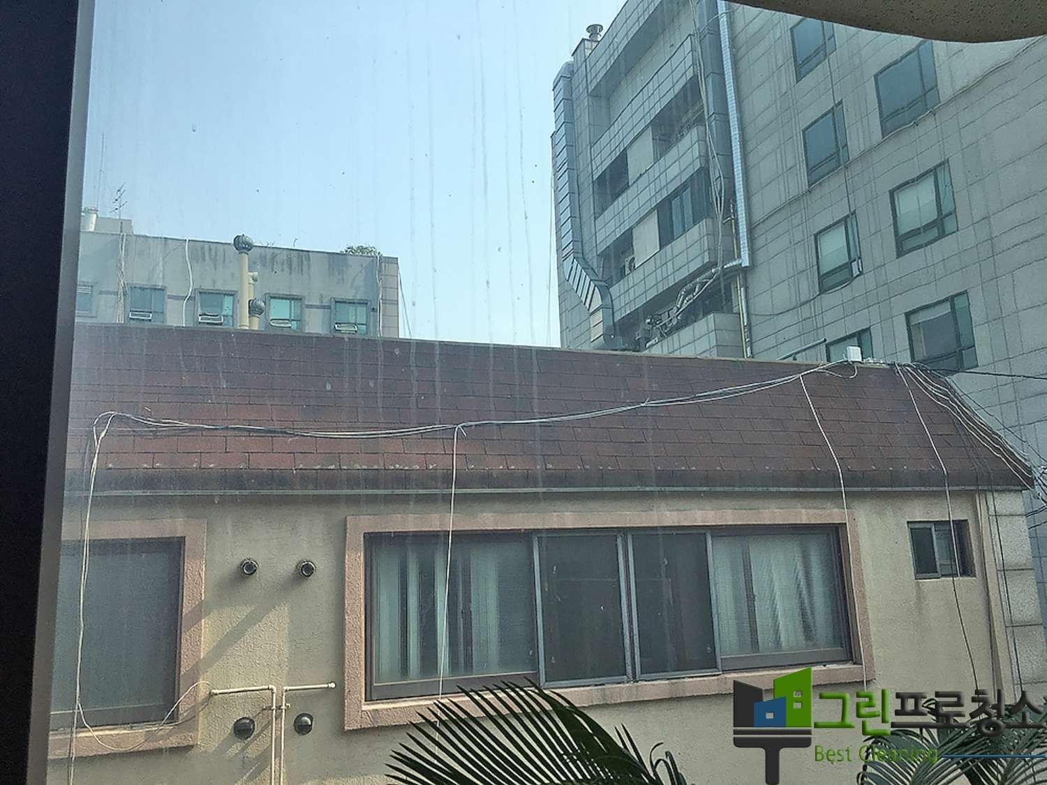 계단에 모인 이물질 청소 과정