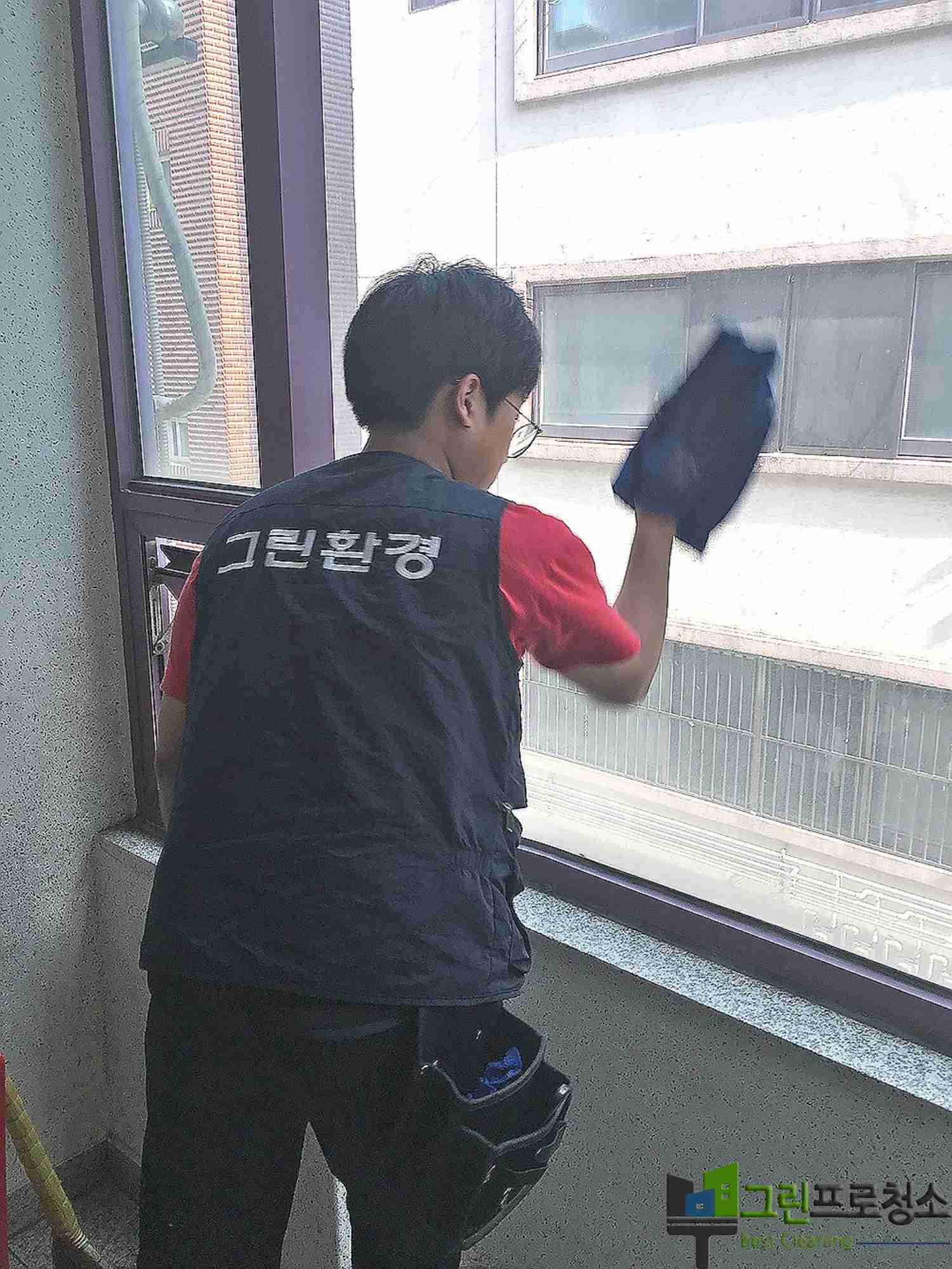 청소된 깨끗한 계단 모습