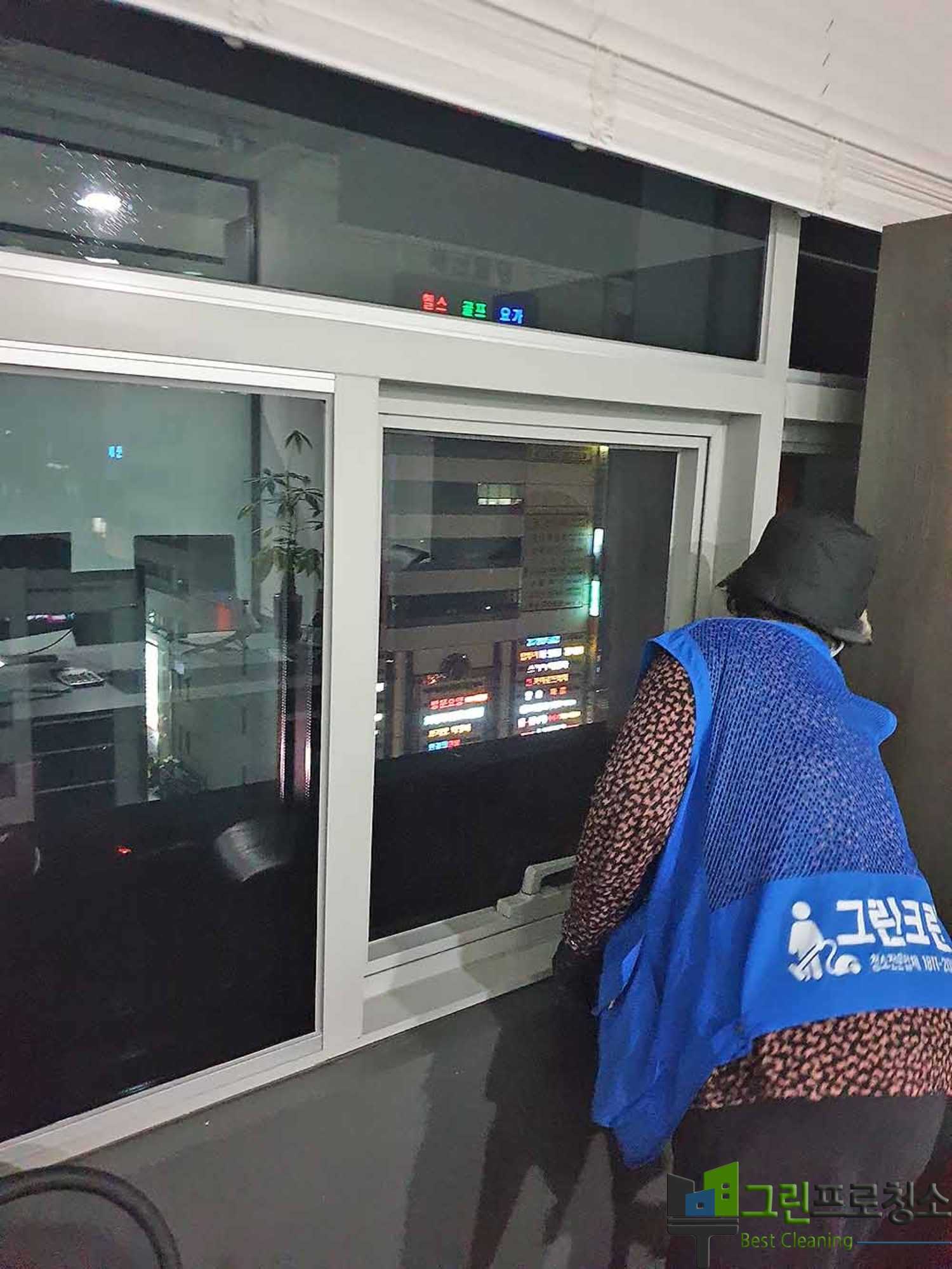 청결하게 유지된 병원 복도 모습