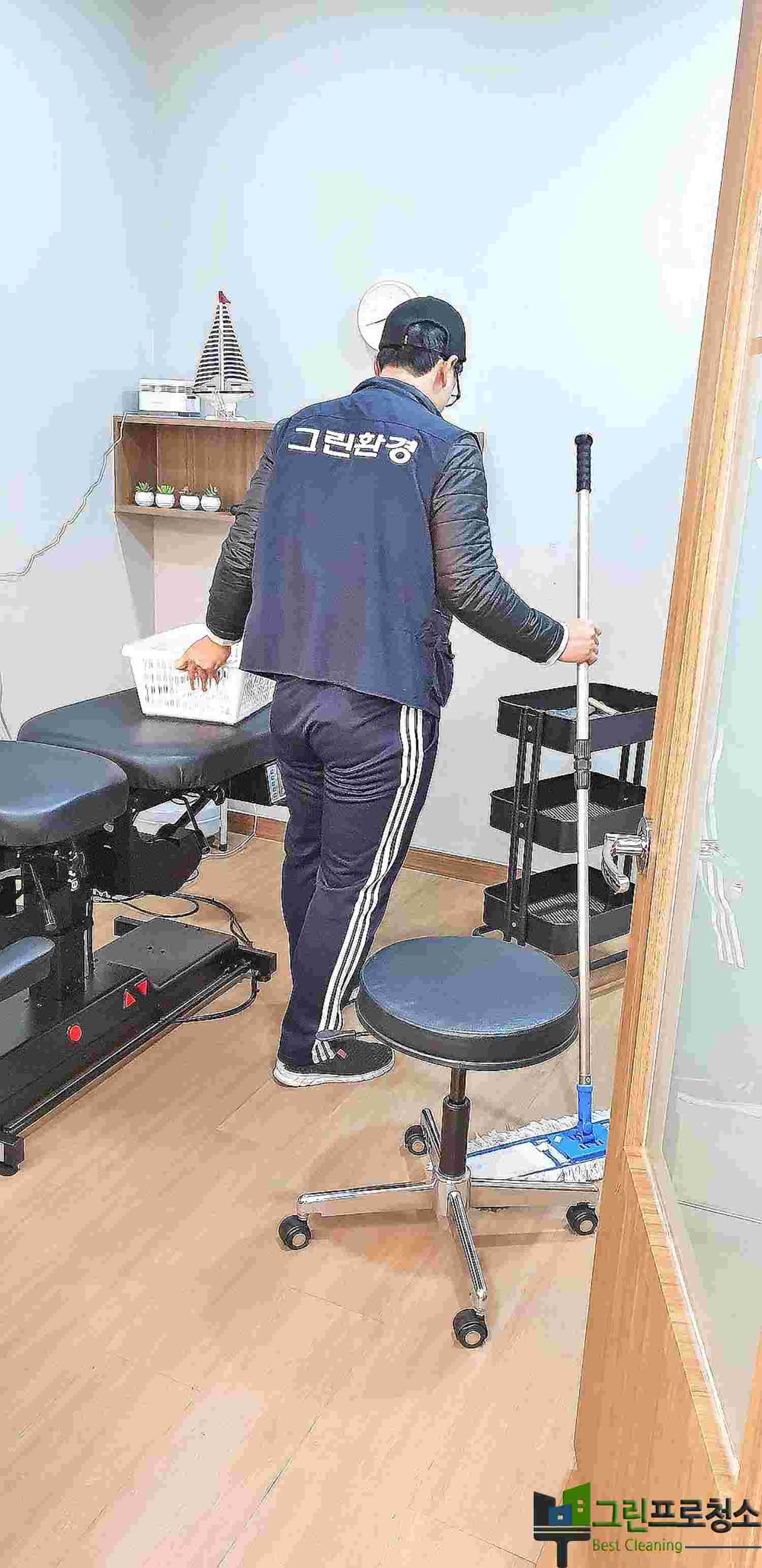 병원 내 소독 작업 수행 중