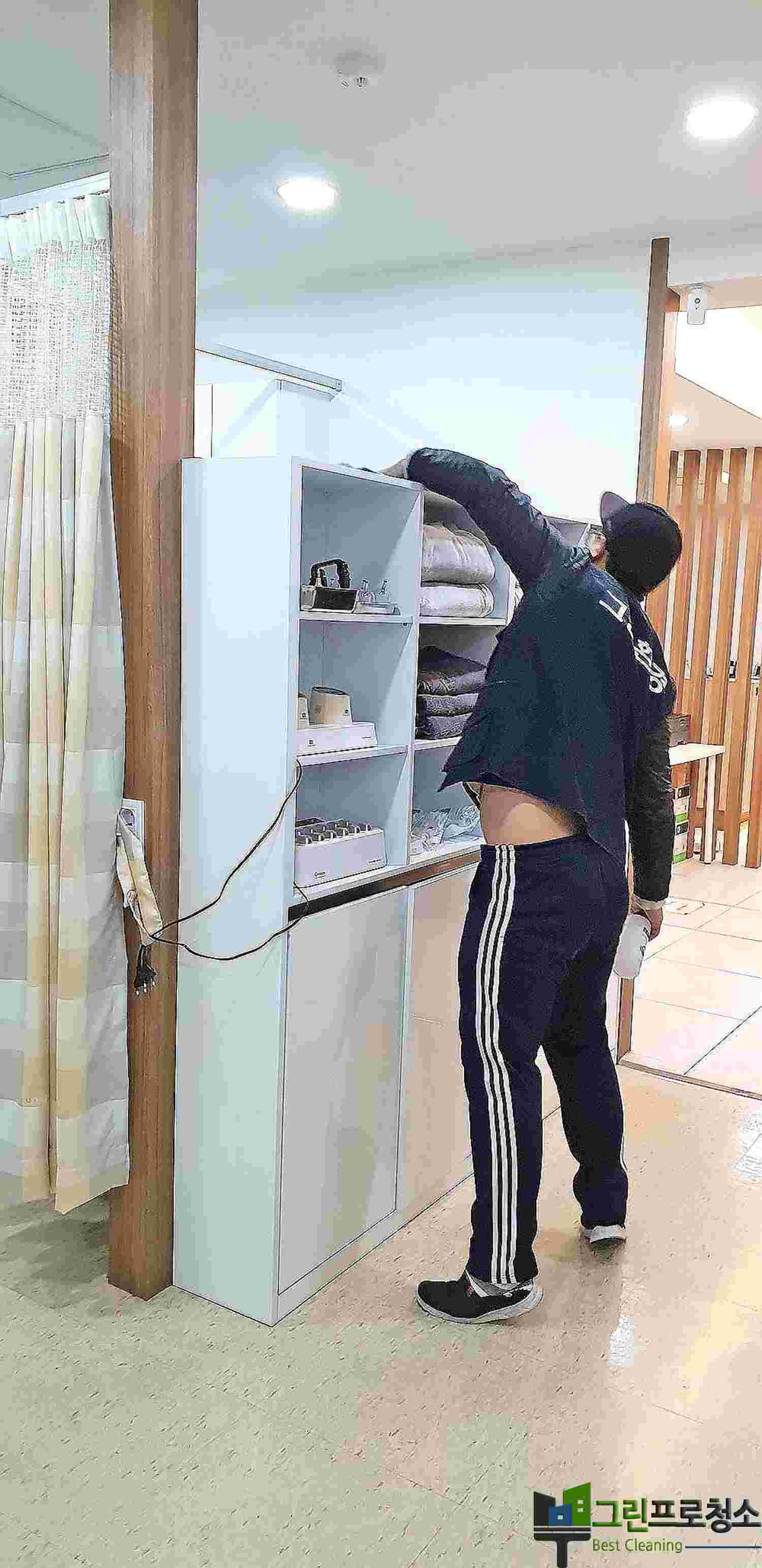 자동화된 청소 장비 사용 장면