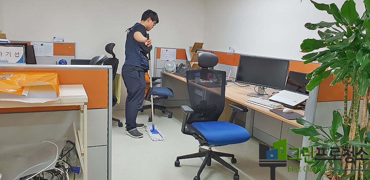 화장실 정기 청소 작업 모습