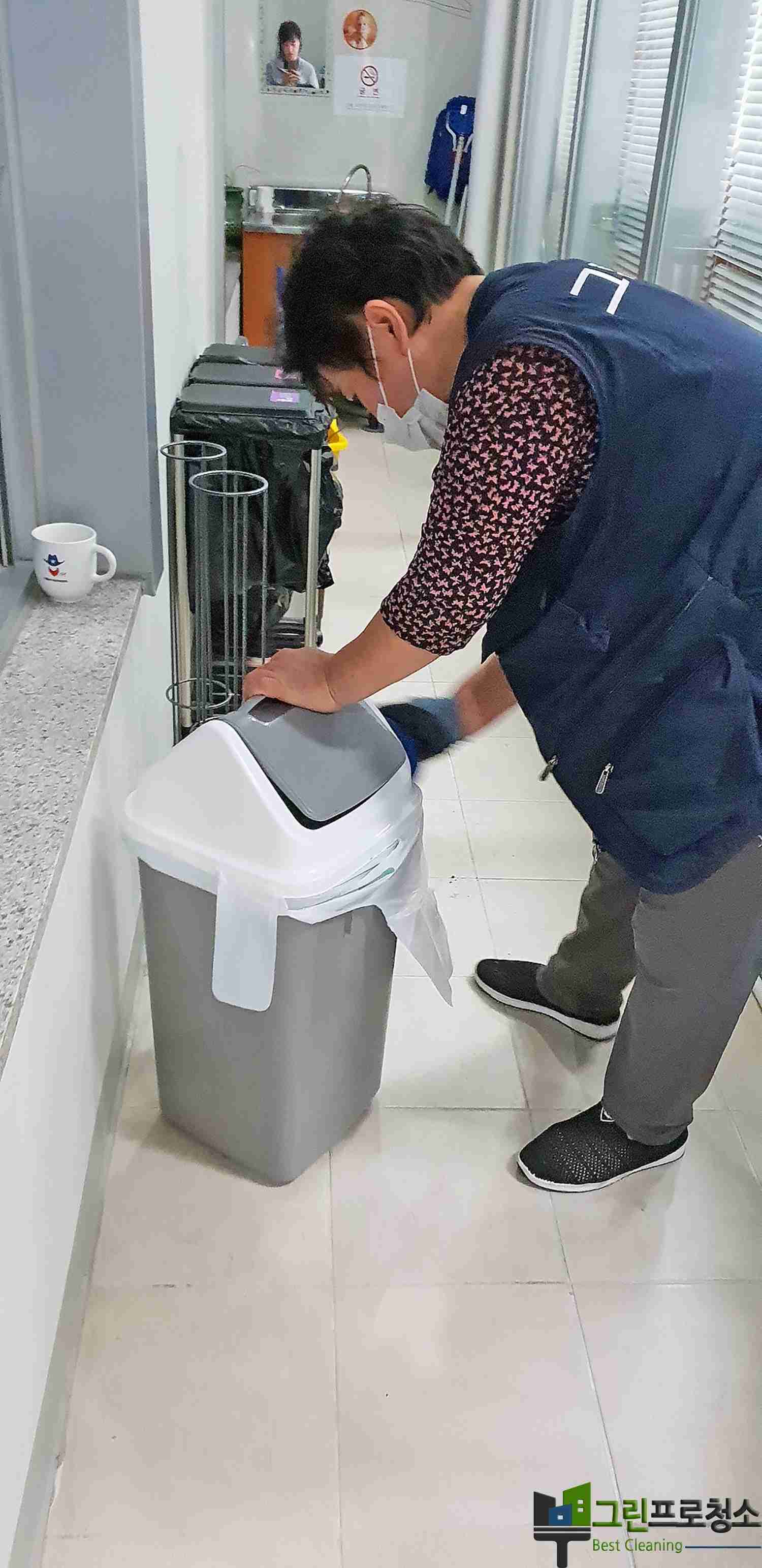 회의실 바닥 왁싱 중