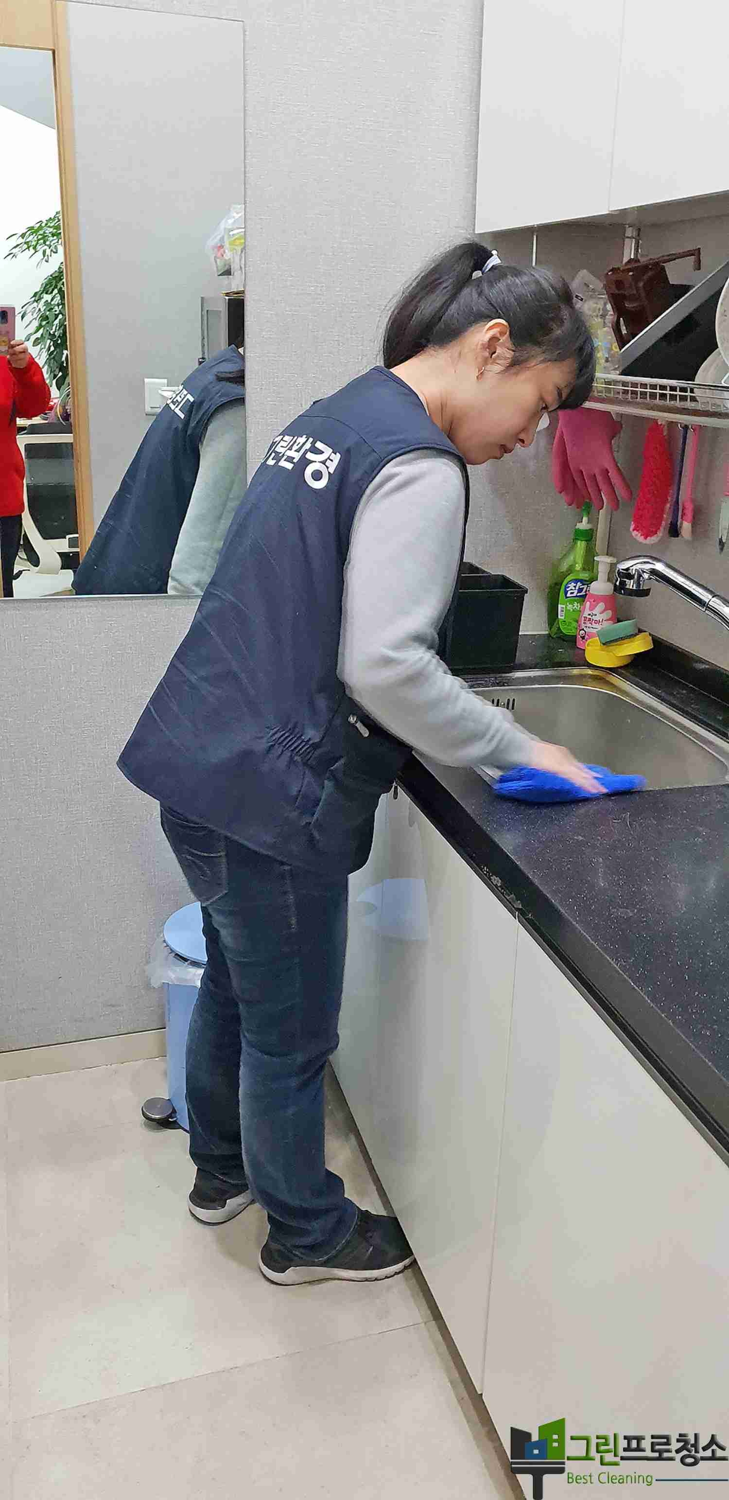 작업 중 소독 장비 사용 모습