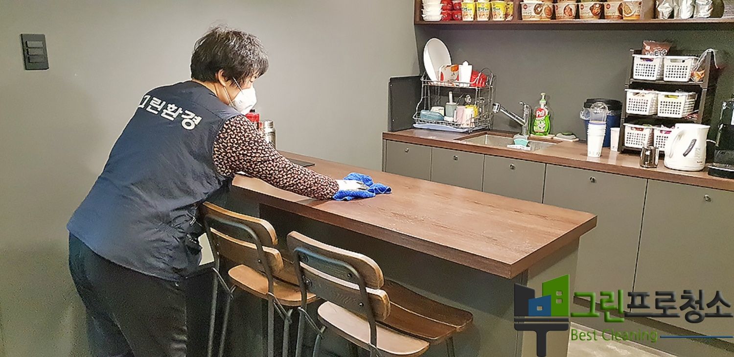 청소 후 사무실 주방의 전경