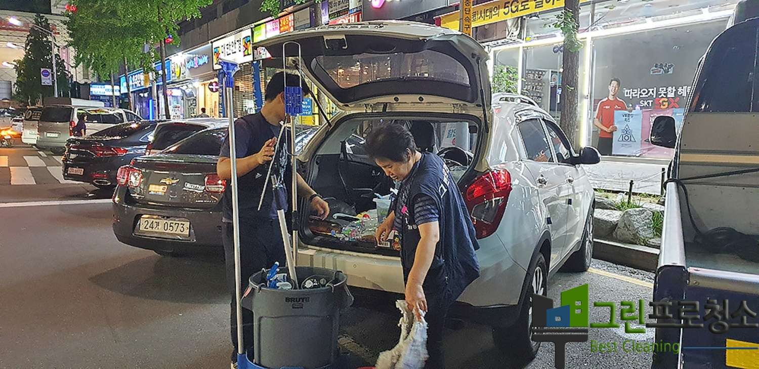 사무실 내부 청소 중 모습