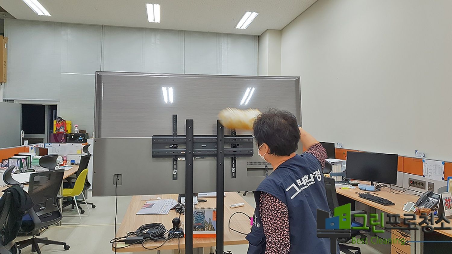 복도 청소 모습