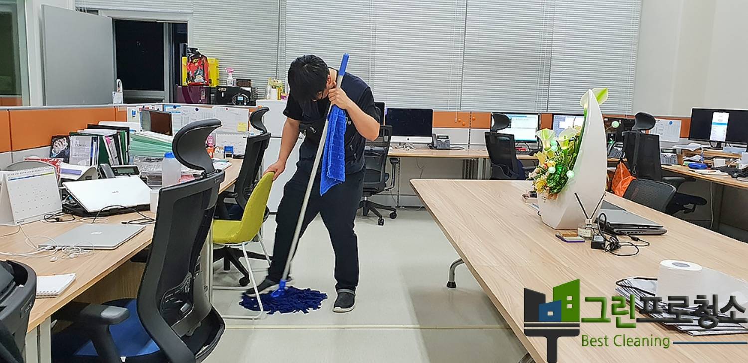 화장실 청소 장면