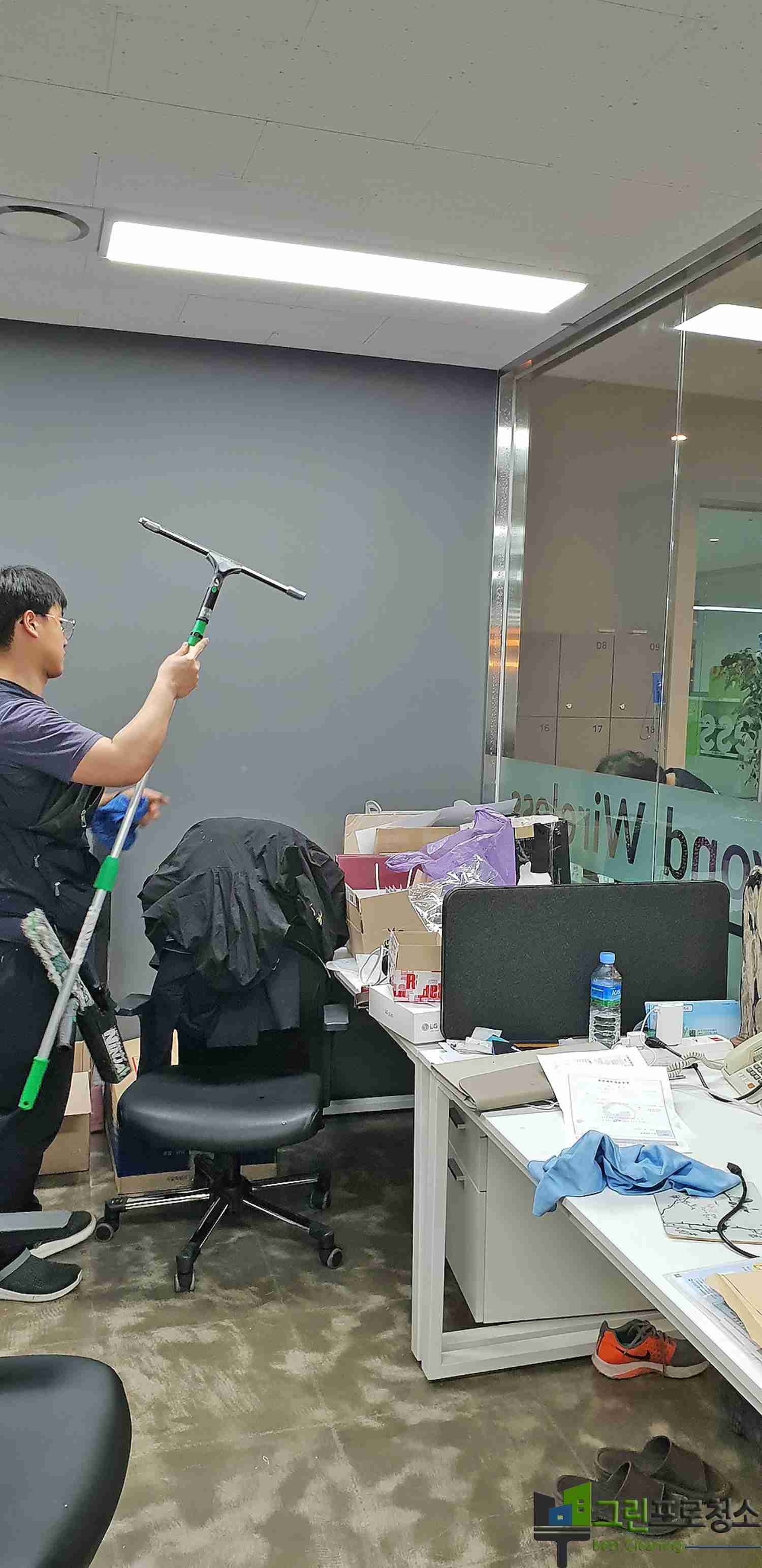 사무실 바닥과 탕비실 주방 청소 현장