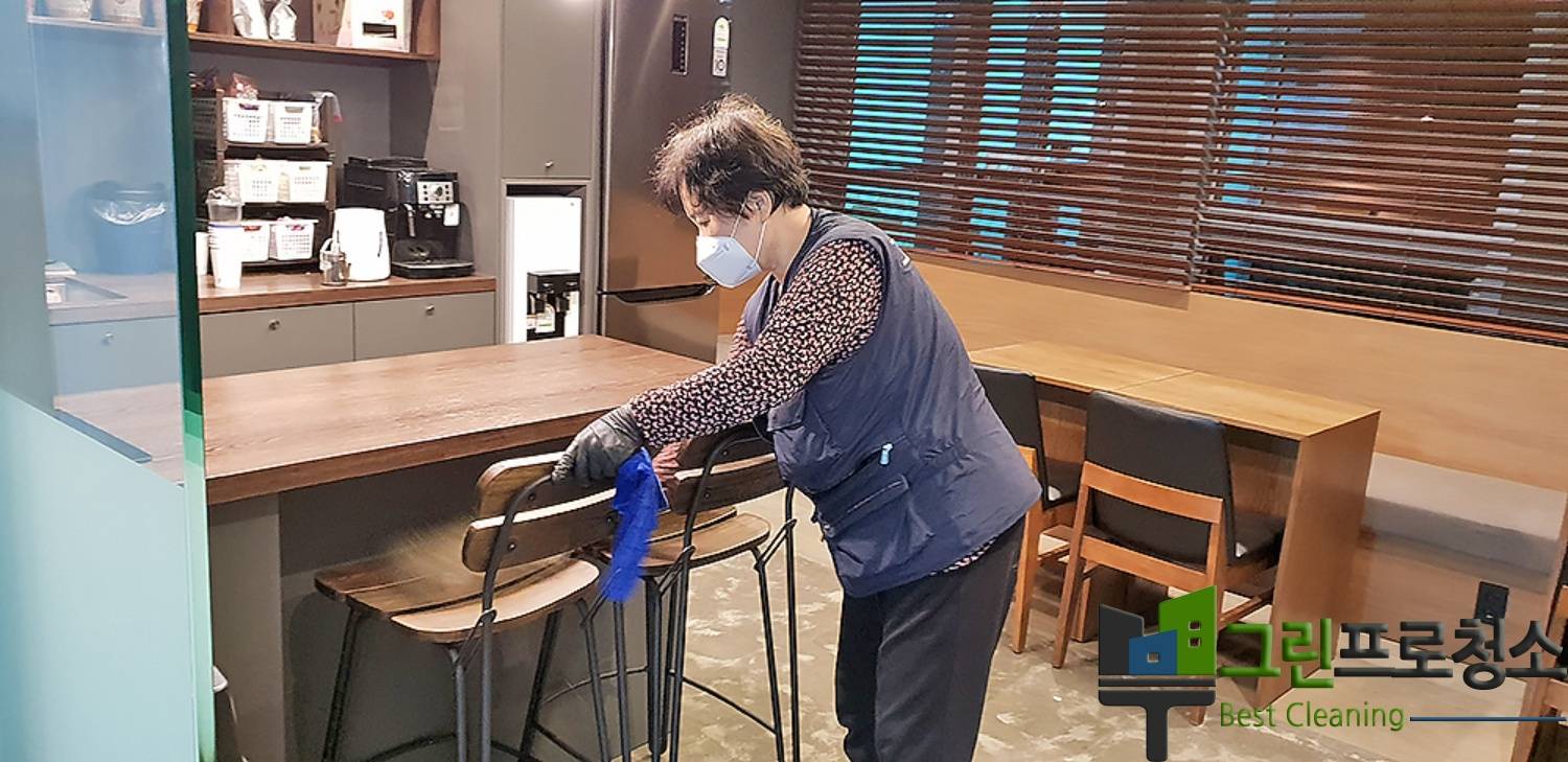 친환경 청소 장비를 사용하는 모습
